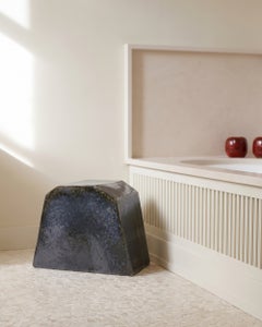 Tavolino in ceramica realizzato a mano da Project 213A, design geometrico