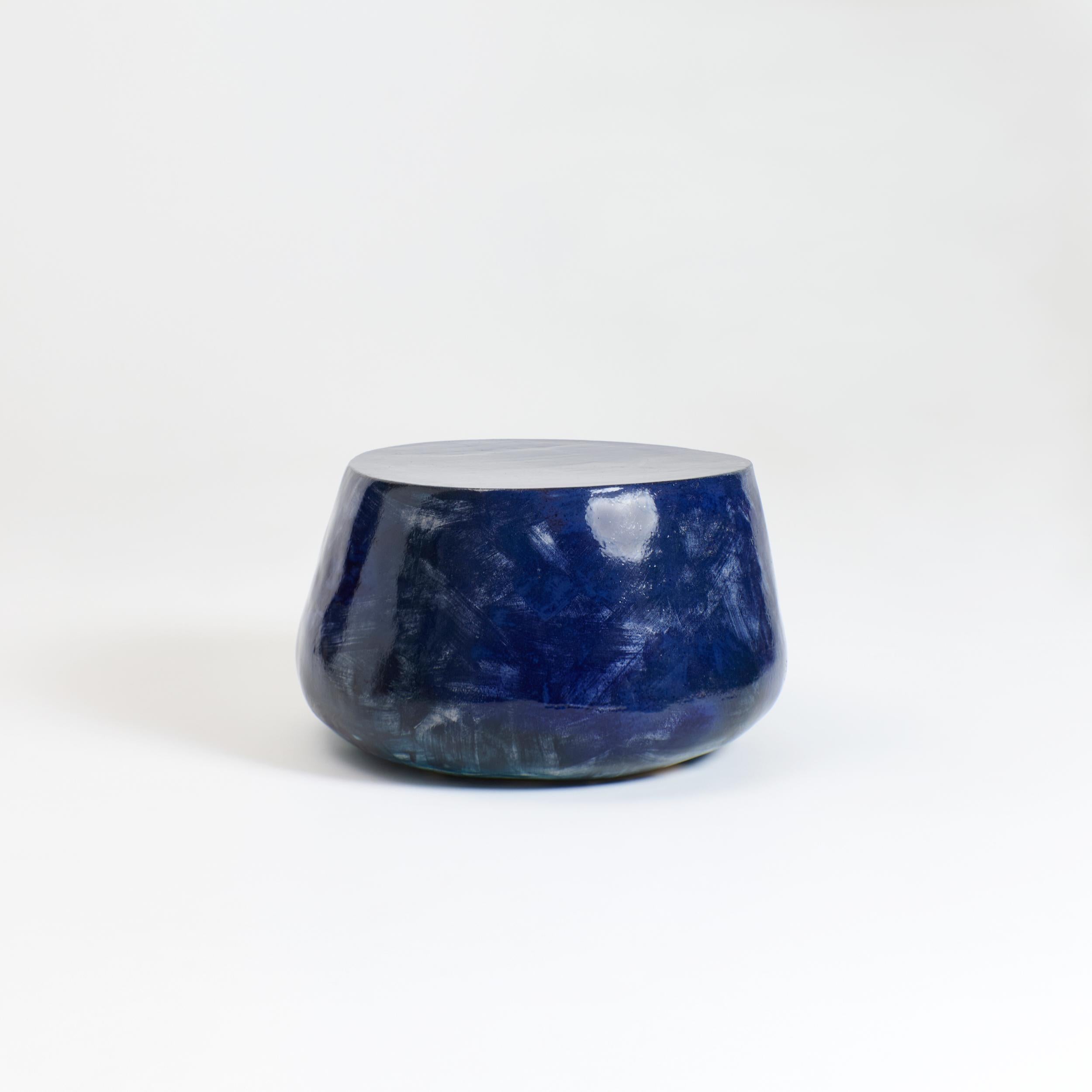 Table basse en céramique, conçue en 2024.

Table basse en céramique sculptée à la main avec une forme organique fabriquée dans l'atelier de céramique interne de Project 213A et finie avec une glaçure personnalisée.
Chaque pièce est unique en raison