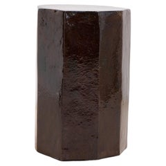 Tavolino geometrico - Marrone ambra - argilla - fatto a mano - smaltato - sgabello - scolpito