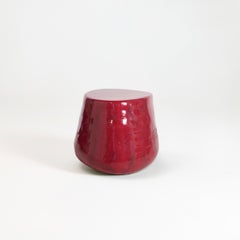 Pedra-Couchtisch aus Keramik – Purpurrot – handgefertigt – glasiert – Hocker – geformt