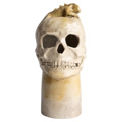 Escultura vintage de cerámica de una calavera con iguana, de Centroamérica, de mediados del siglo XX