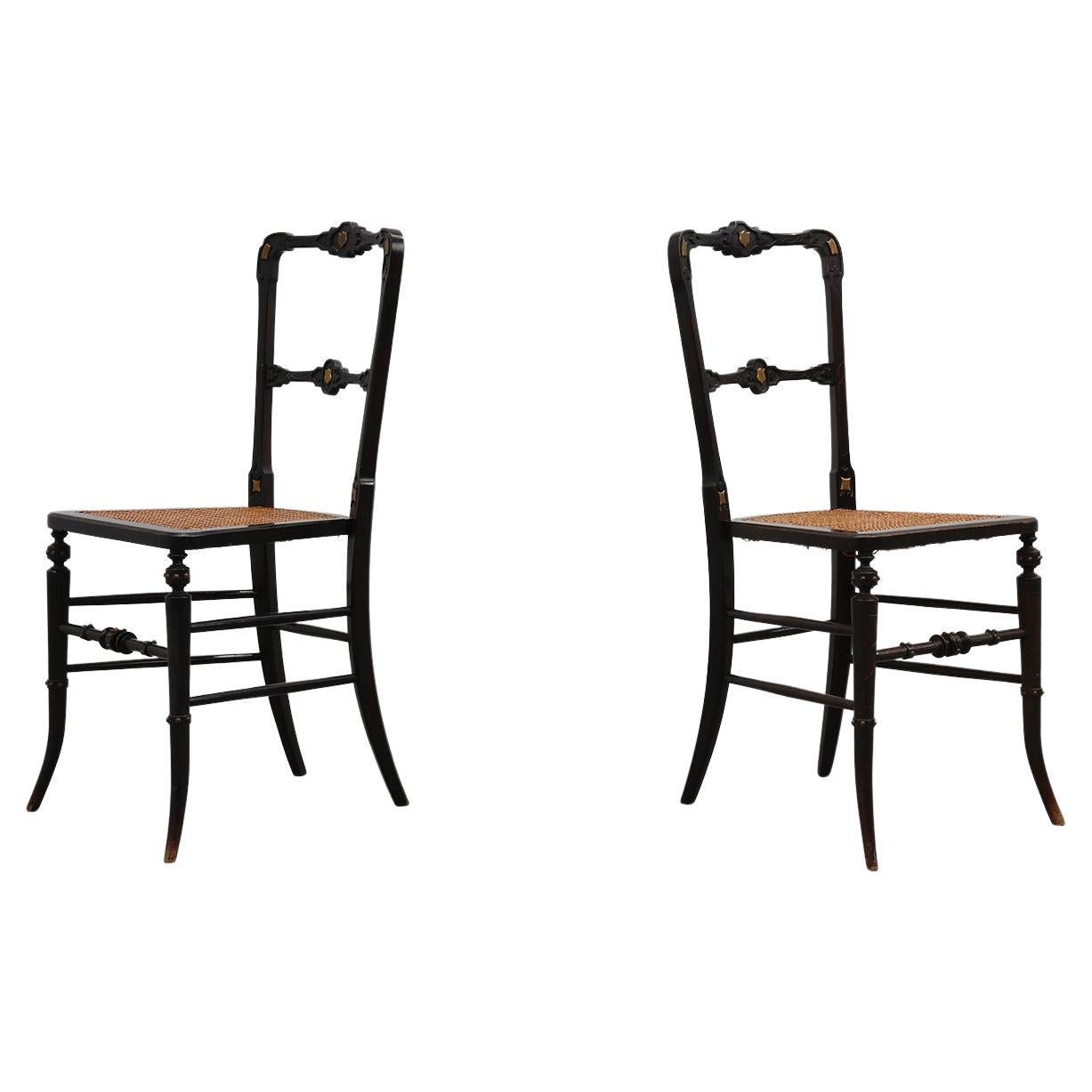 Paire de chaises d'appoint anglaises victoriennes laquées noir et dorées, vers 1850