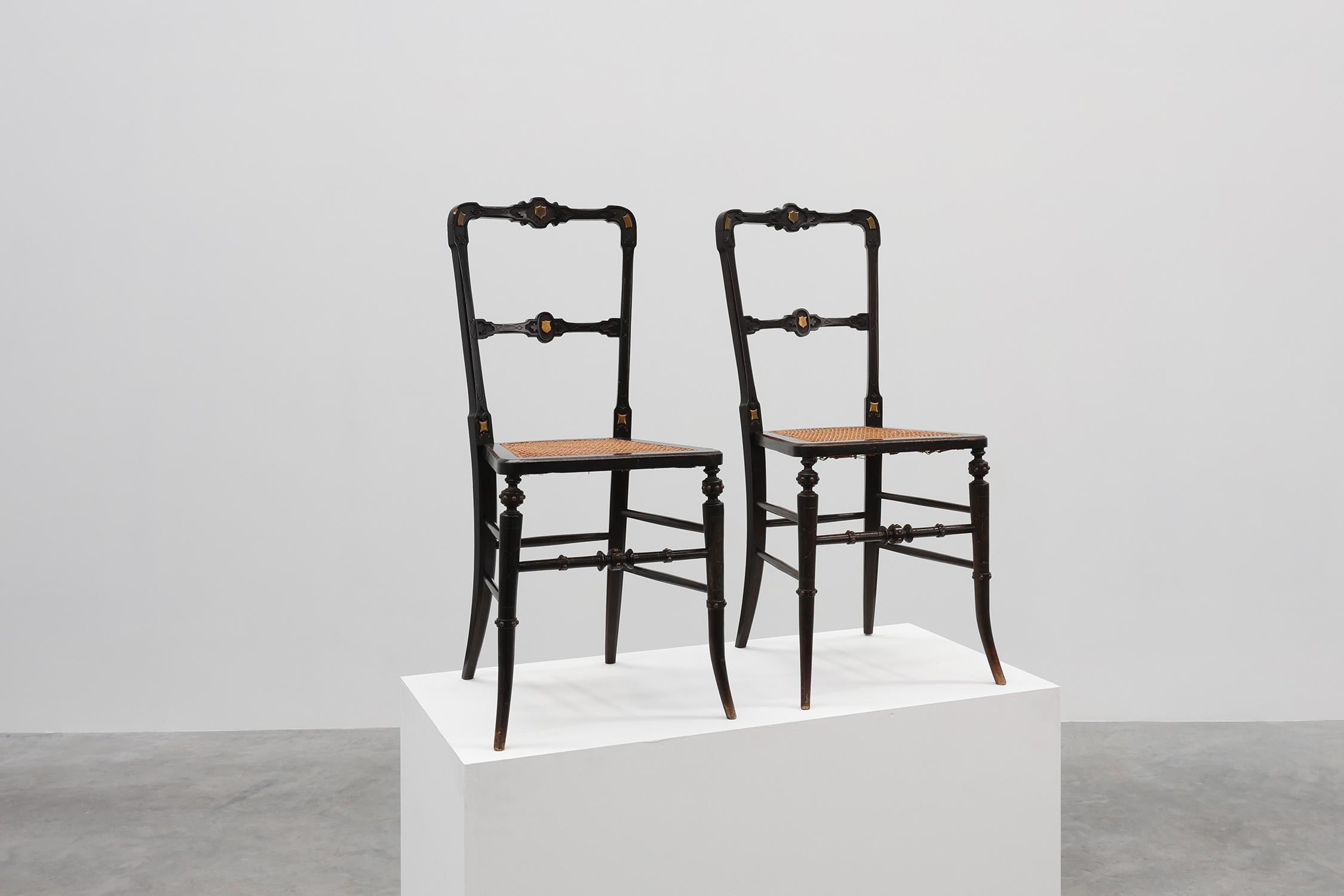 Regno Unito / 1850 / coppia di sedie / legno, vimini / Antico / Inglese

Due sedie dal design elegante e altamente decorativo in legno laccato nero. Le sedute in vimini naturale poggiano su gambe tornite con un'asta per garantire una maggiore