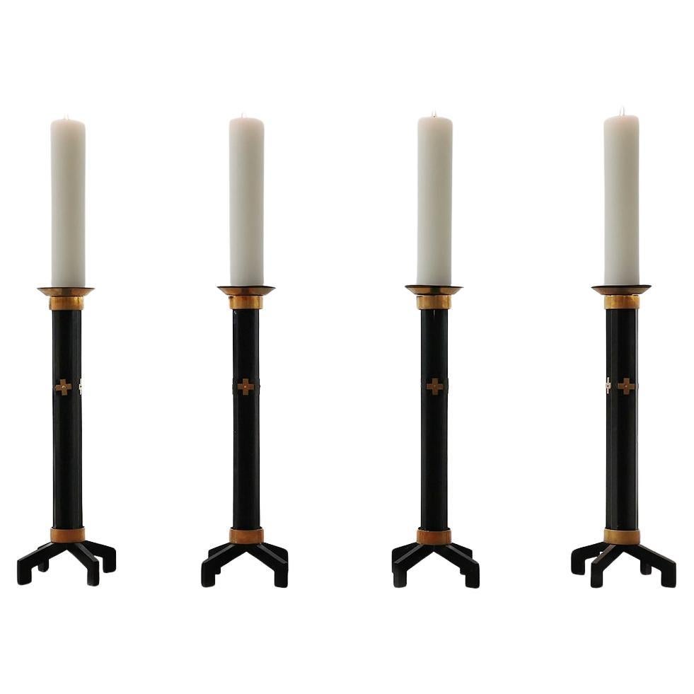 Raro set di 4 candelabri da chiesa molto grandi in metallo nero e rame, anni '60 in vendita
