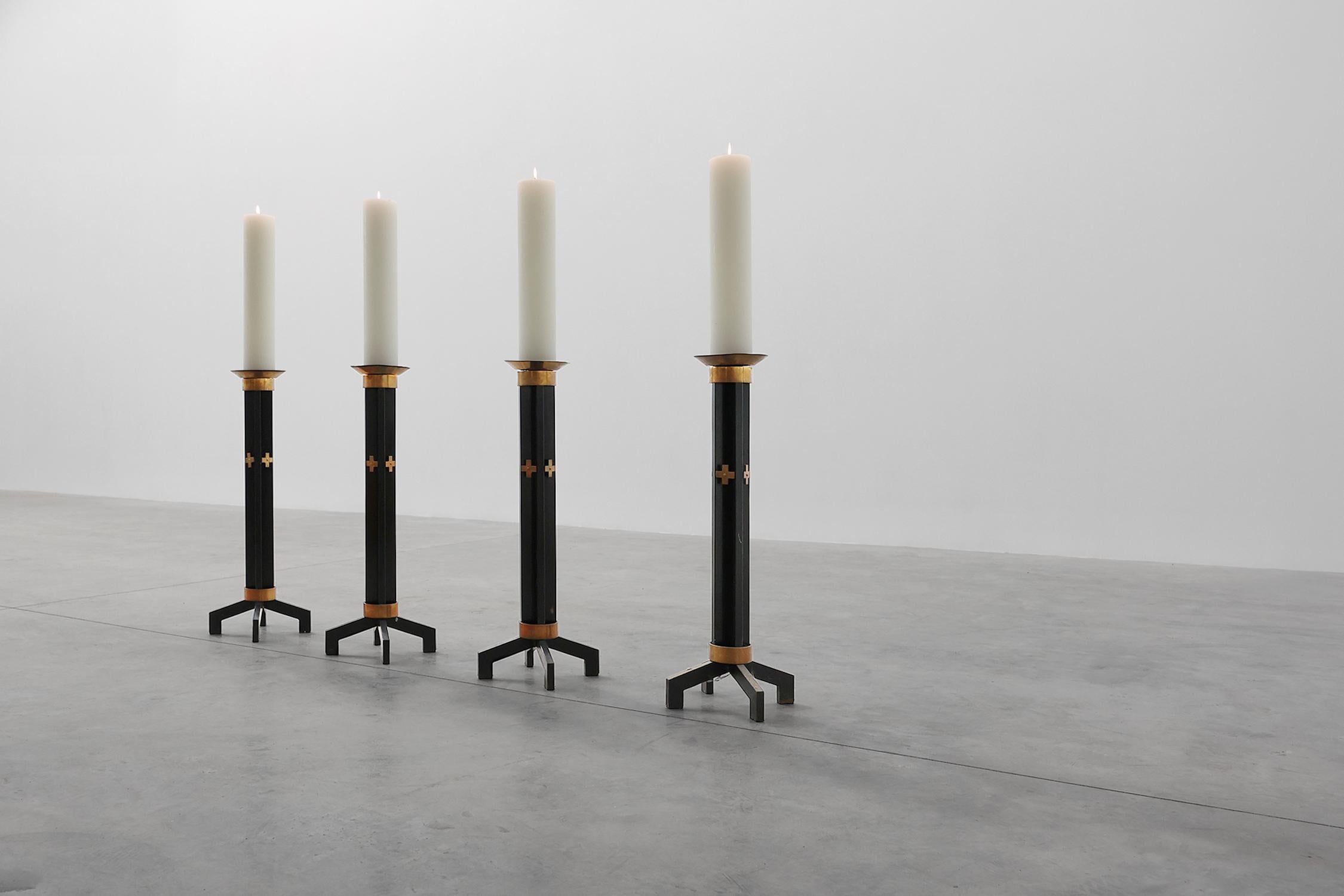 Belgio / 1960 / set di 4 grandi bastoni da chiesa / metallo, rame / metà secolo / Vintage

Quattro candelieri antichi molto grandi per monasteri o chiese in metallo laccato nero con dettagli in rame. Questo raro set di candelieri è stato ritrovato