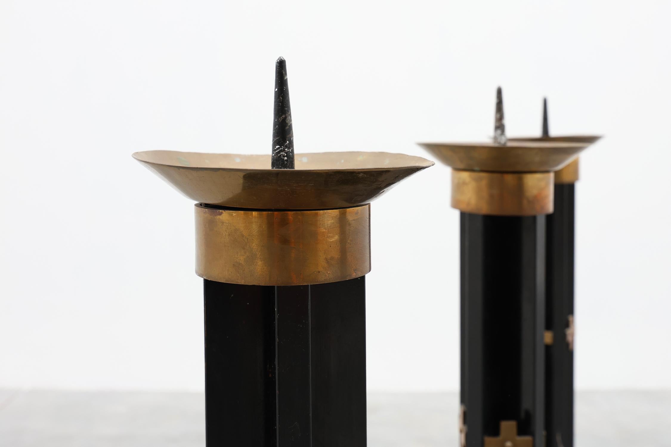 Raro set di 4 candelabri da chiesa molto grandi in metallo nero e rame, anni '60 In condizioni buone in vendita a Meulebeke, BE