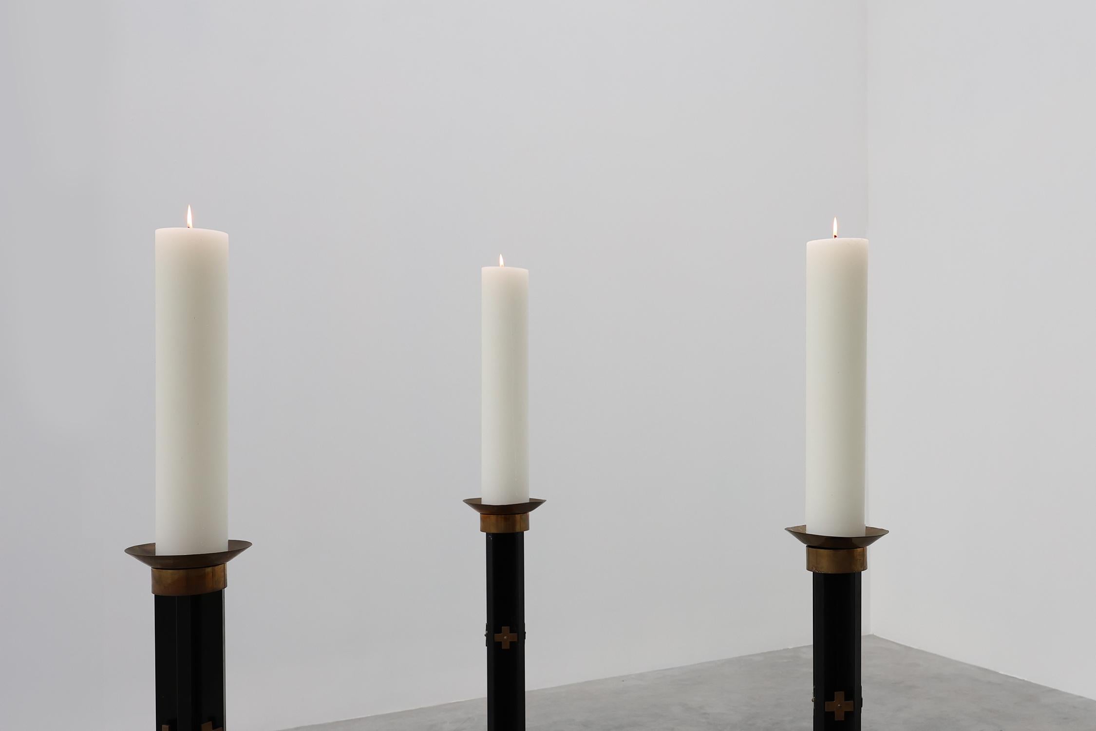Mid-Century moderno Raro set di 4 candelabri da chiesa molto grandi in metallo nero e rame, anni '60 in vendita