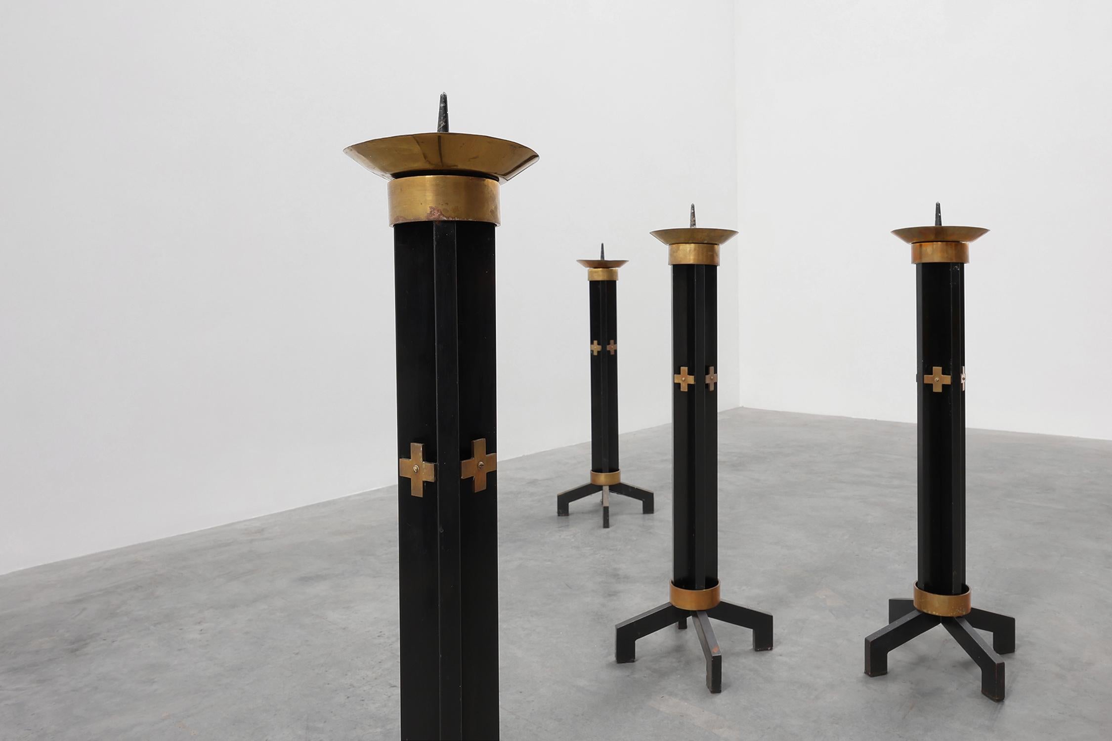 Belga Raro set di 4 candelabri da chiesa molto grandi in metallo nero e rame, anni '60 in vendita