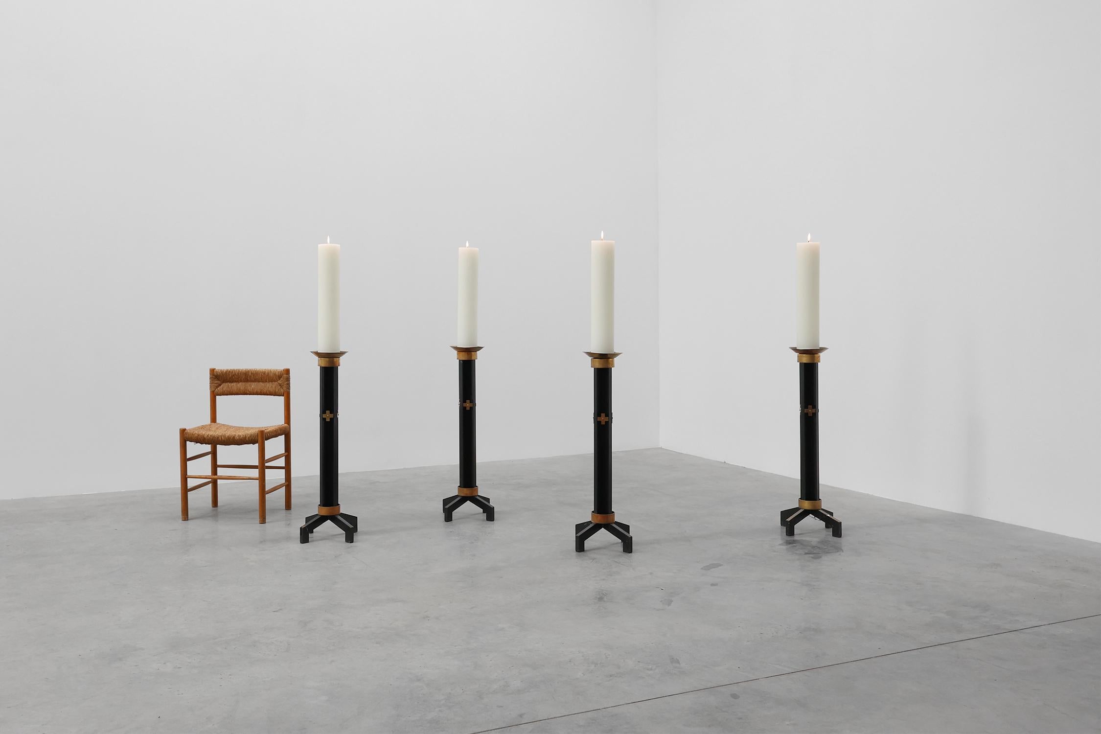 Laccato Raro set di 4 candelabri da chiesa molto grandi in metallo nero e rame, anni '60 in vendita