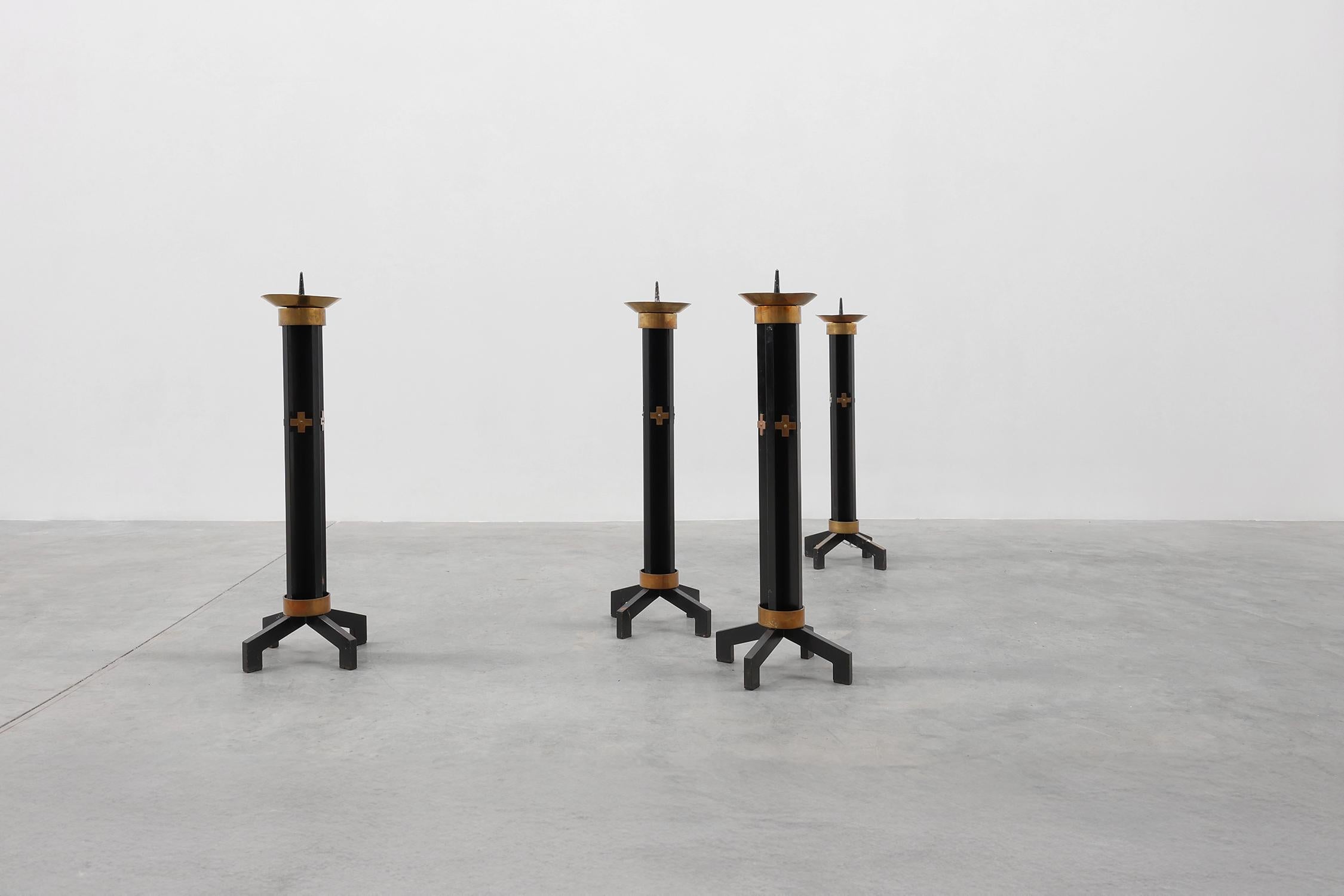 Metallo Raro set di 4 candelabri da chiesa molto grandi in metallo nero e rame, anni '60 in vendita