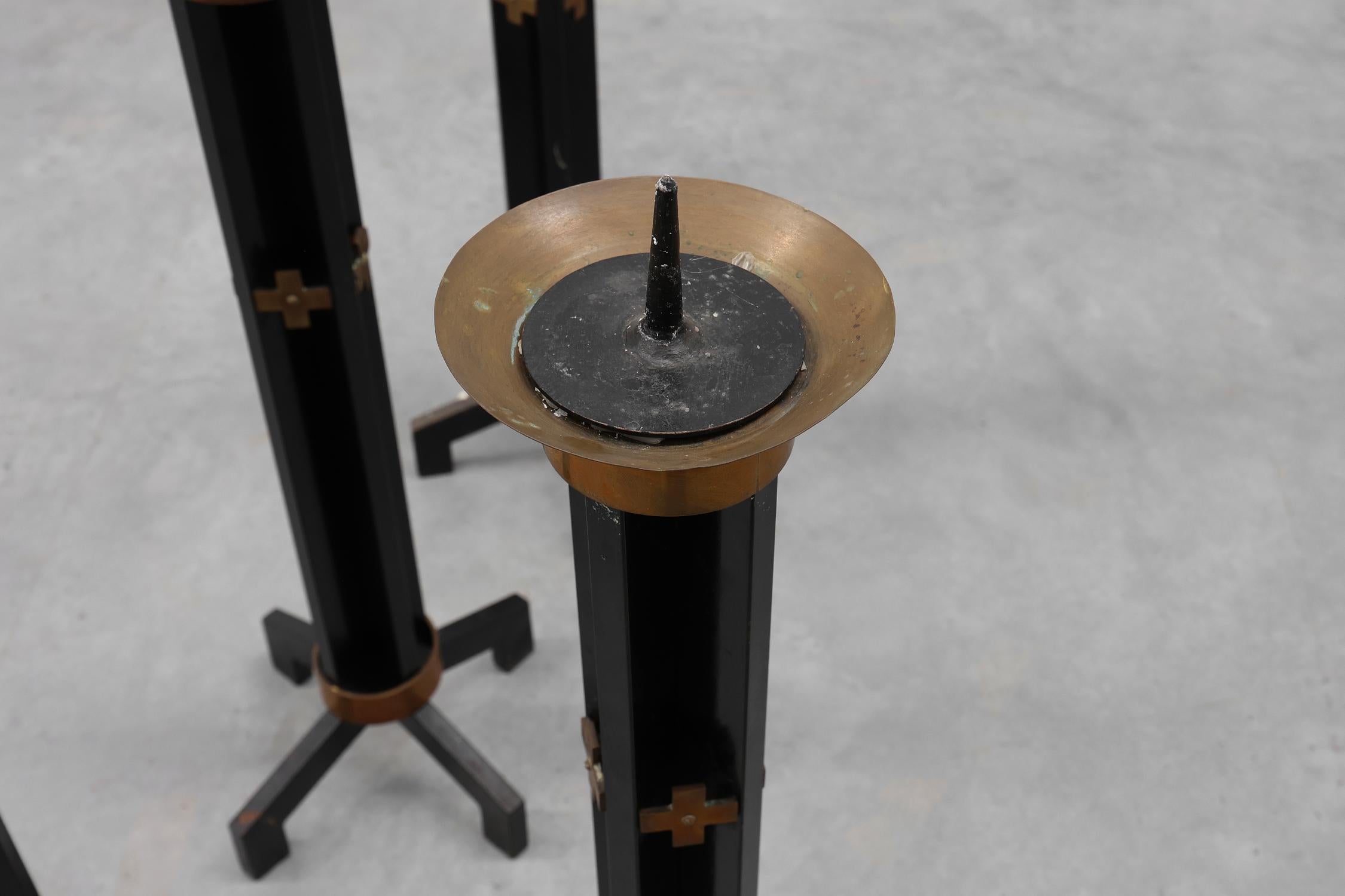 Raro set di 4 candelabri da chiesa molto grandi in metallo nero e rame, anni '60 in vendita 3
