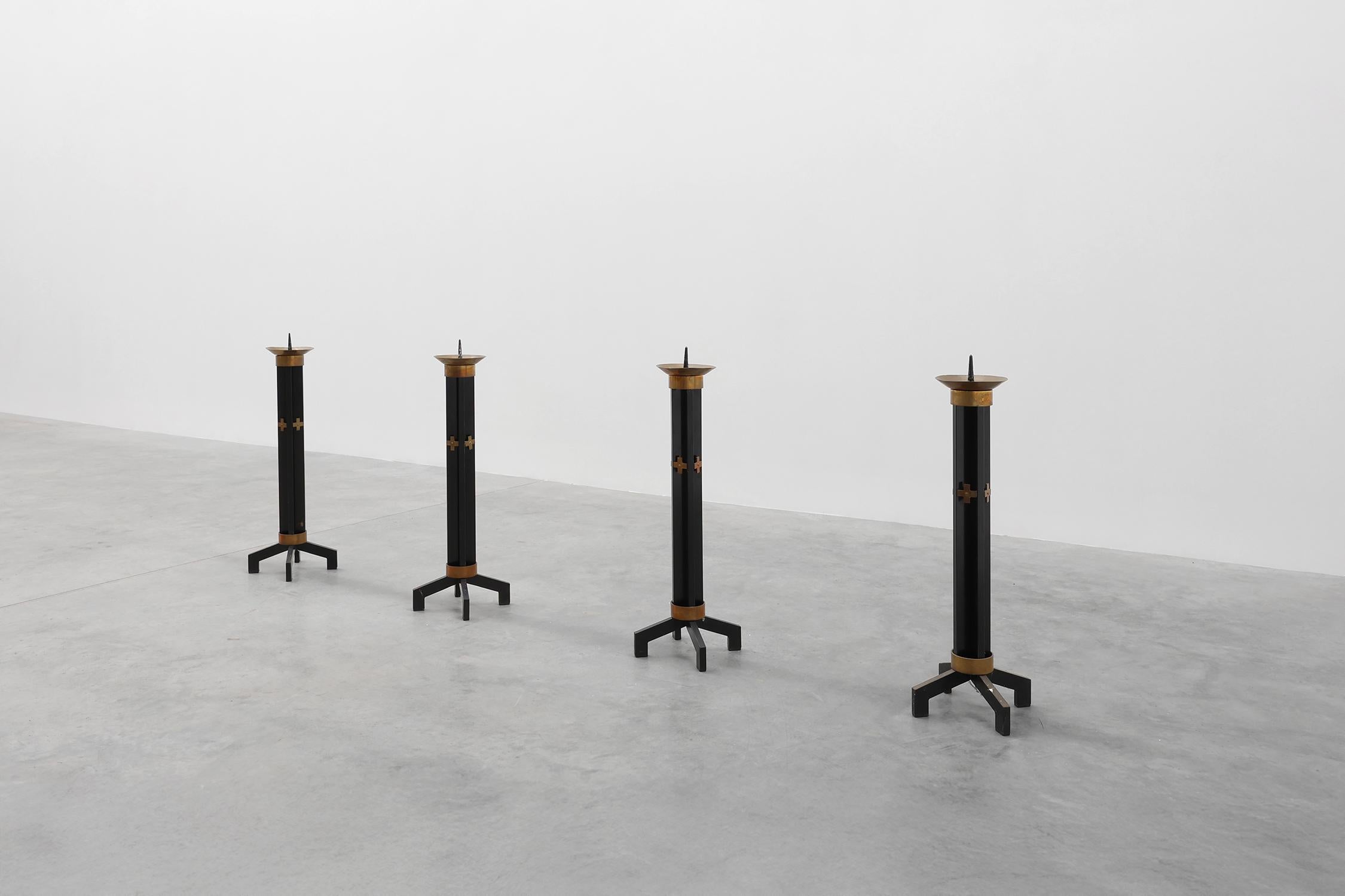 Raro set di 4 candelabri da chiesa molto grandi in metallo nero e rame, anni '60 in vendita 4