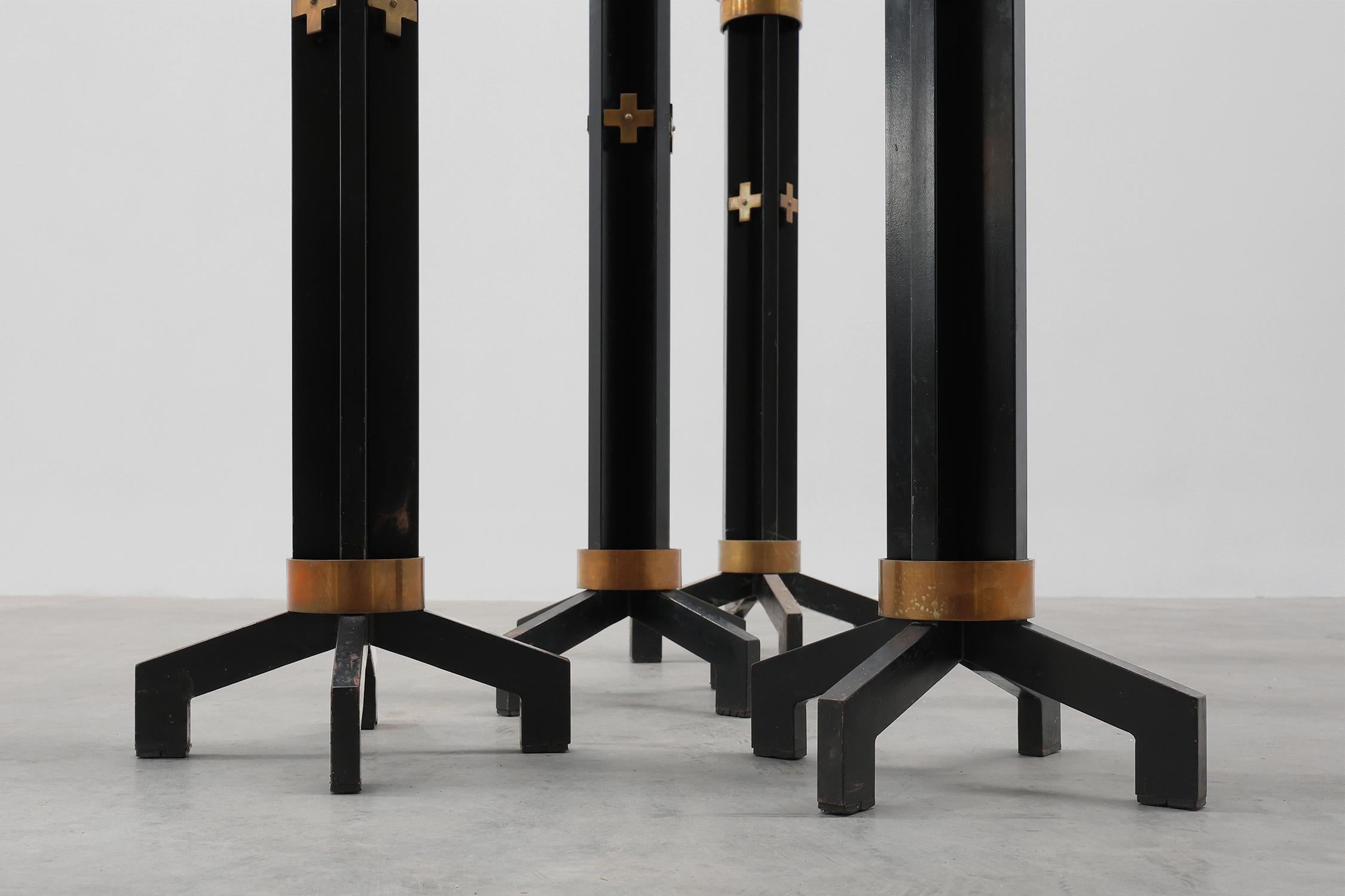 Raro set di 4 candelabri da chiesa molto grandi in metallo nero e rame, anni '60 in vendita 1