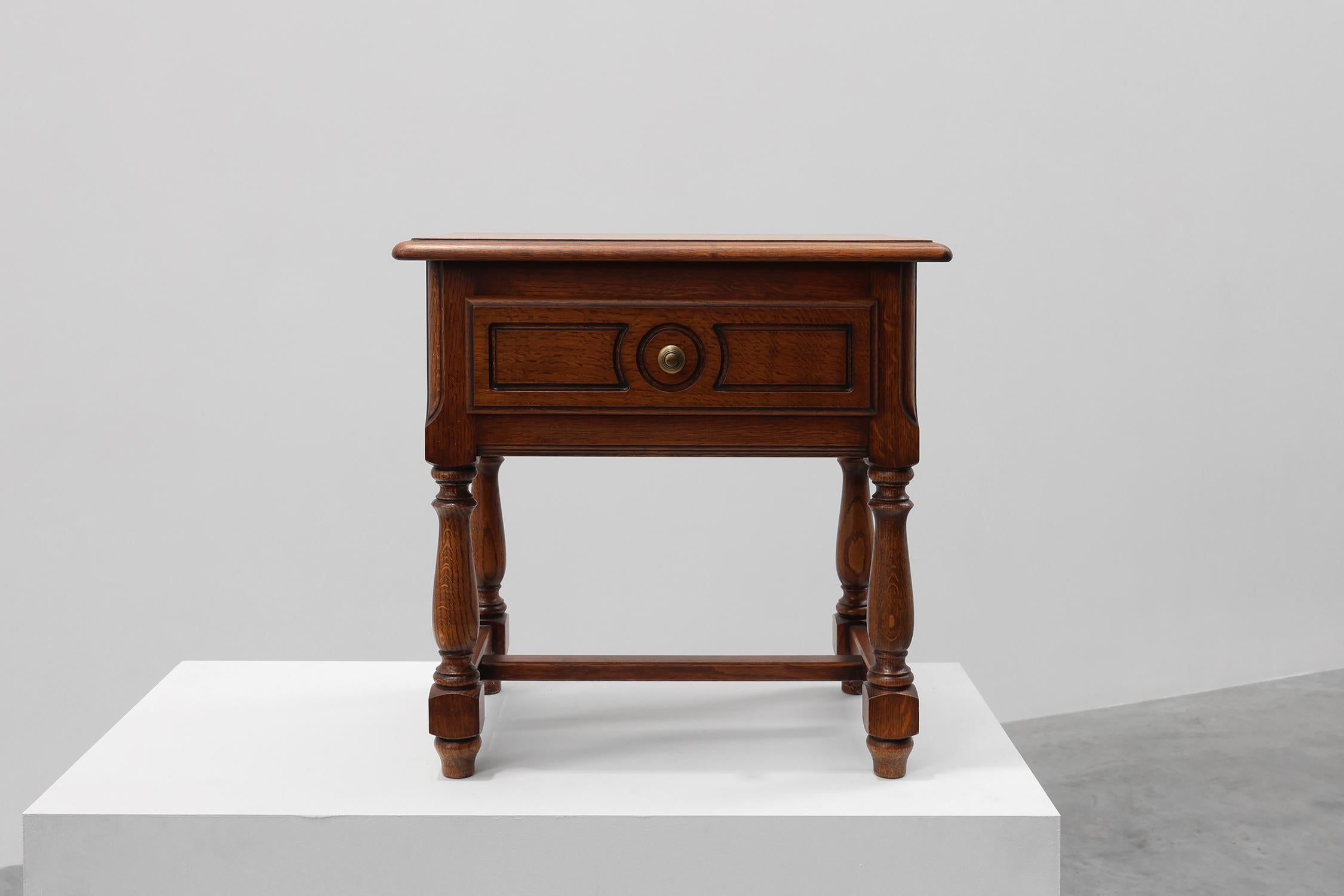 Français Paire de tables de nuit rustiques en chêne avec tiroir, années 1950 en vente