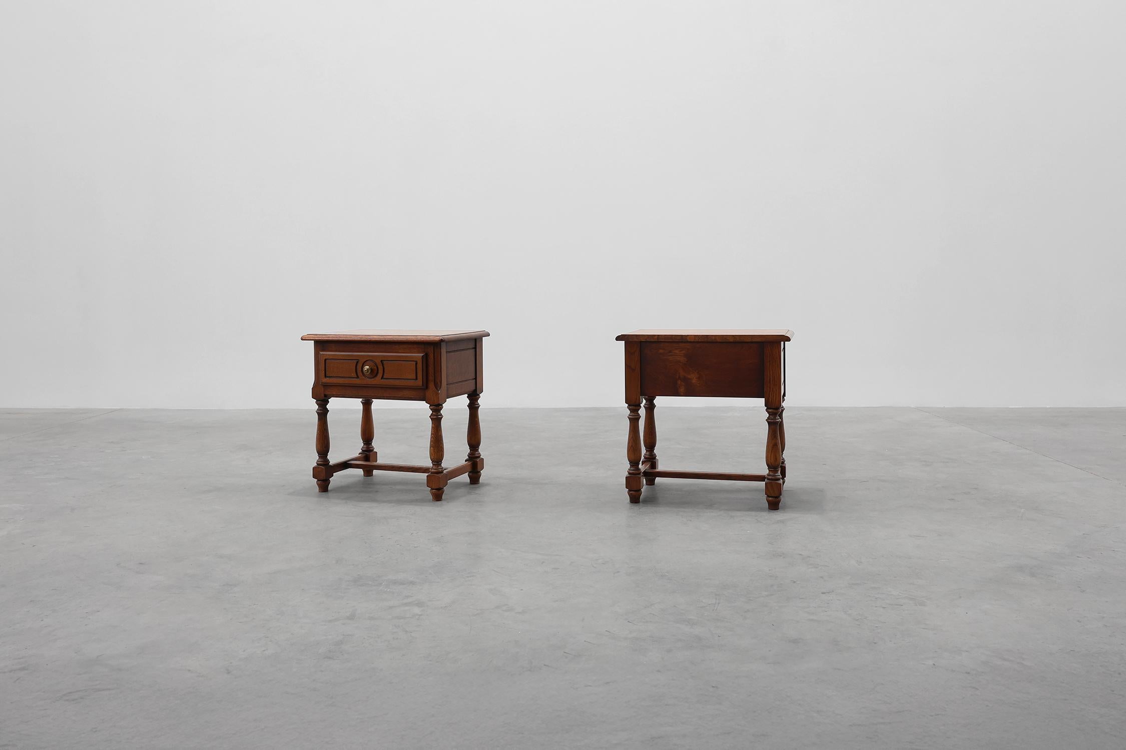 Milieu du XXe siècle Paire de tables de nuit rustiques en chêne avec tiroir, années 1950 en vente