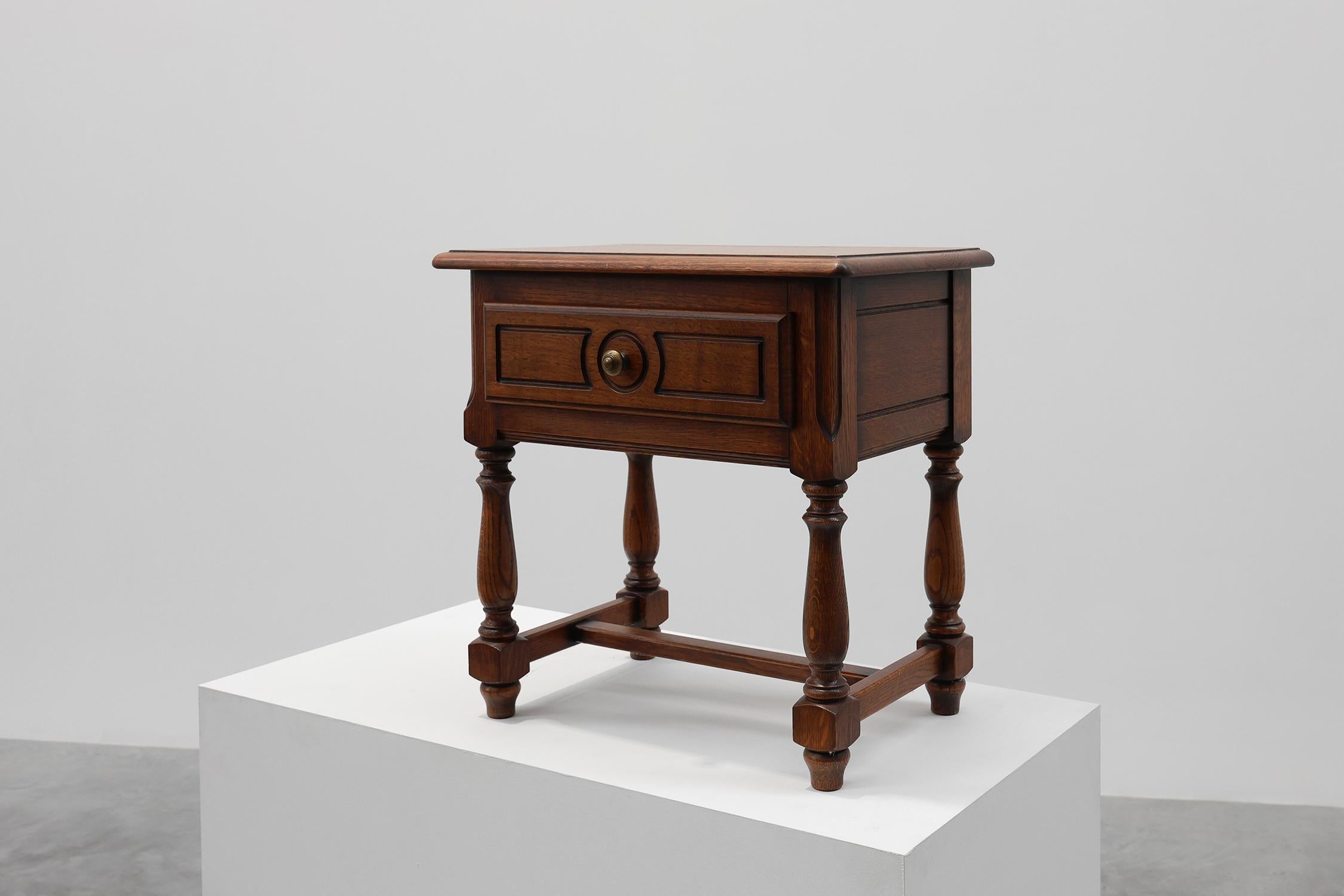France / 1950 / paire de tables de nuit / chêne / Rustique / Mid-century / Vintage

Un charmant ensemble de deux petites tables de chevet ou tables de nuit en bois sur des pieds tournés ludiques. Chaque table est équipée d'un tiroir pratique et