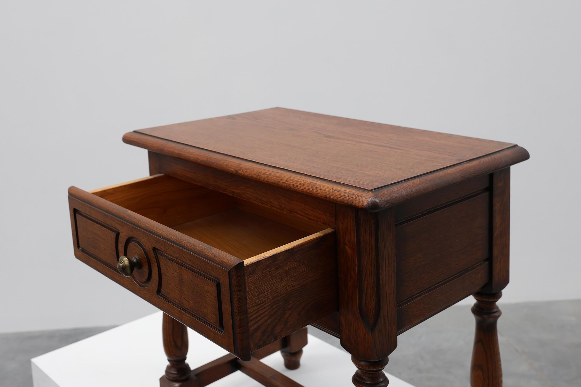 Paire de tables de nuit rustiques en chêne avec tiroir, années 1950 Bon état - En vente à Meulebeke, BE