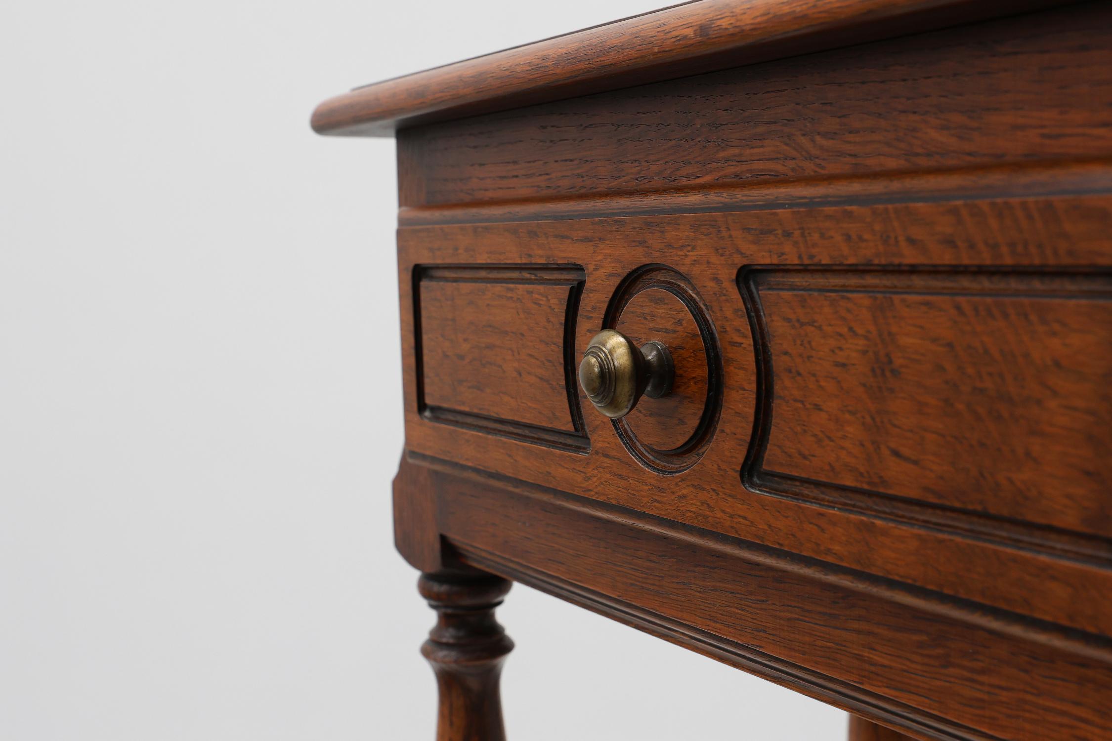 Chêne Paire de tables de nuit rustiques en chêne avec tiroir, années 1950 en vente
