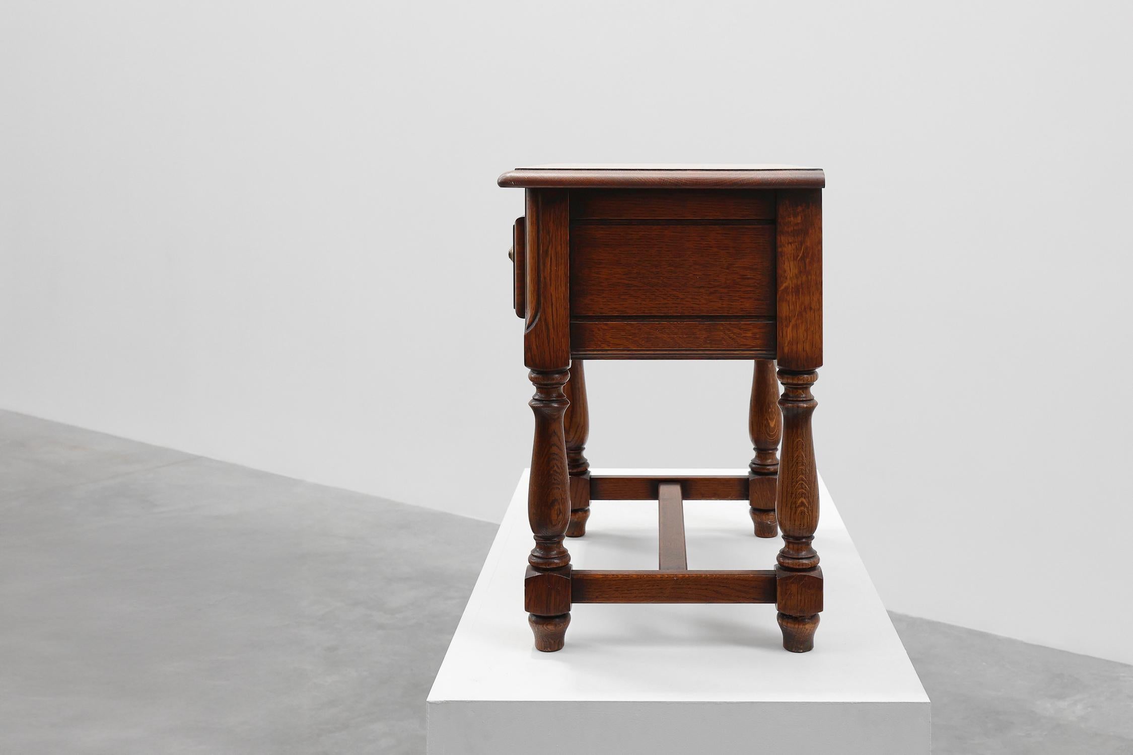 Paire de tables de nuit rustiques en chêne avec tiroir, années 1950 en vente 3