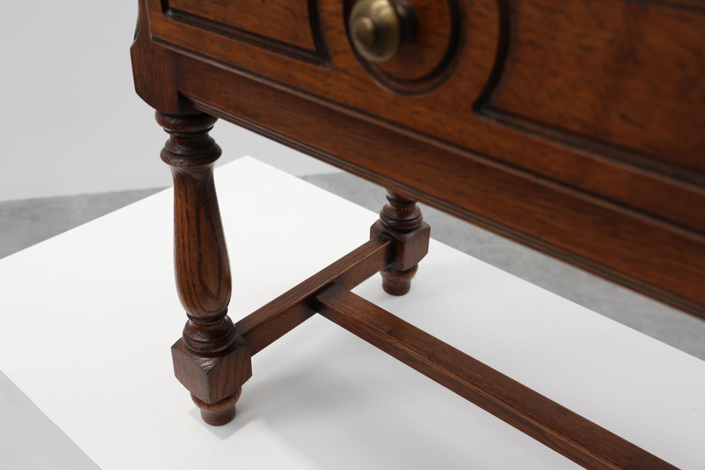Paire de tables de nuit rustiques en chêne avec tiroir, années 1950 en vente 1