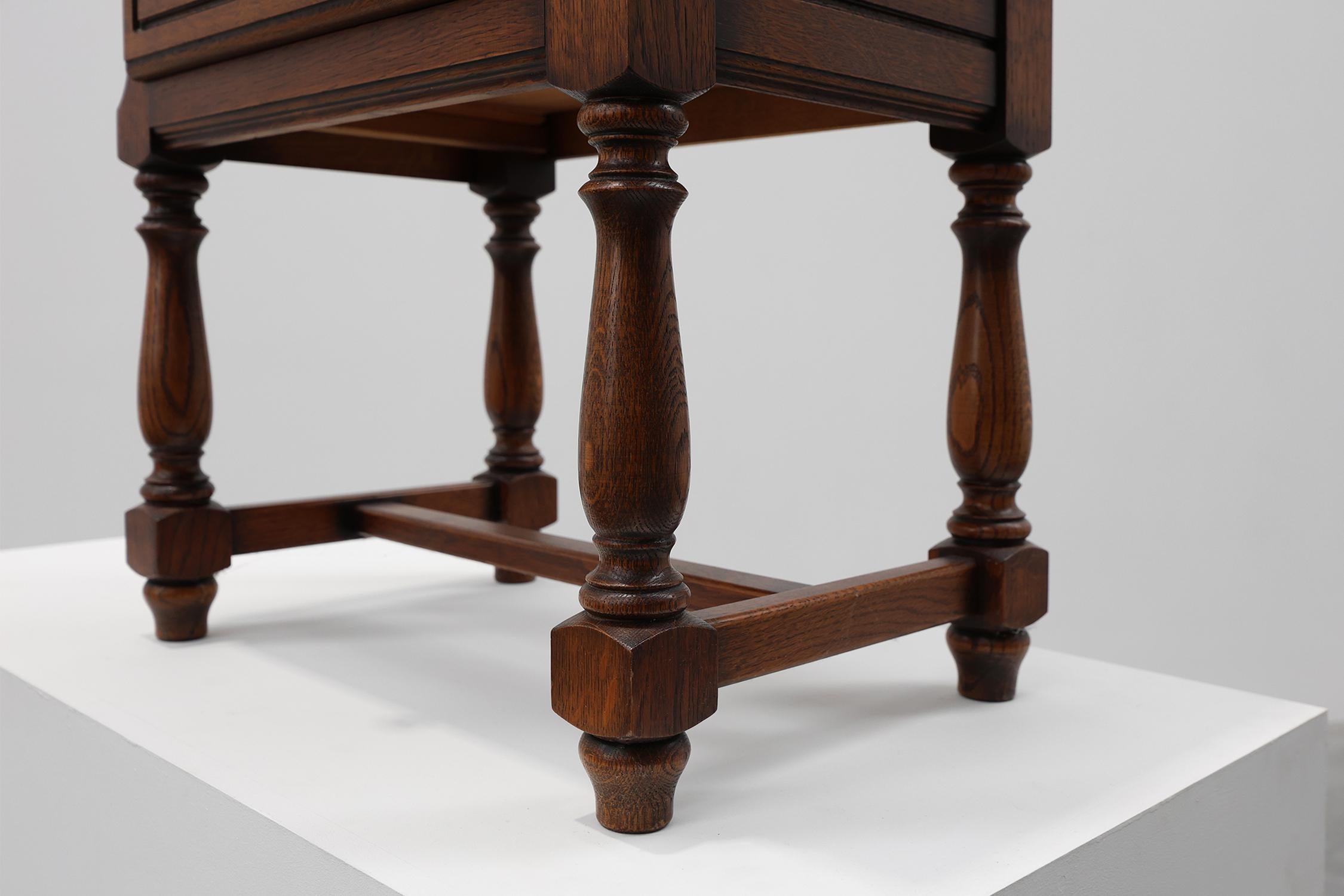 Paire de tables de nuit rustiques en chêne avec tiroir, années 1950 en vente 2