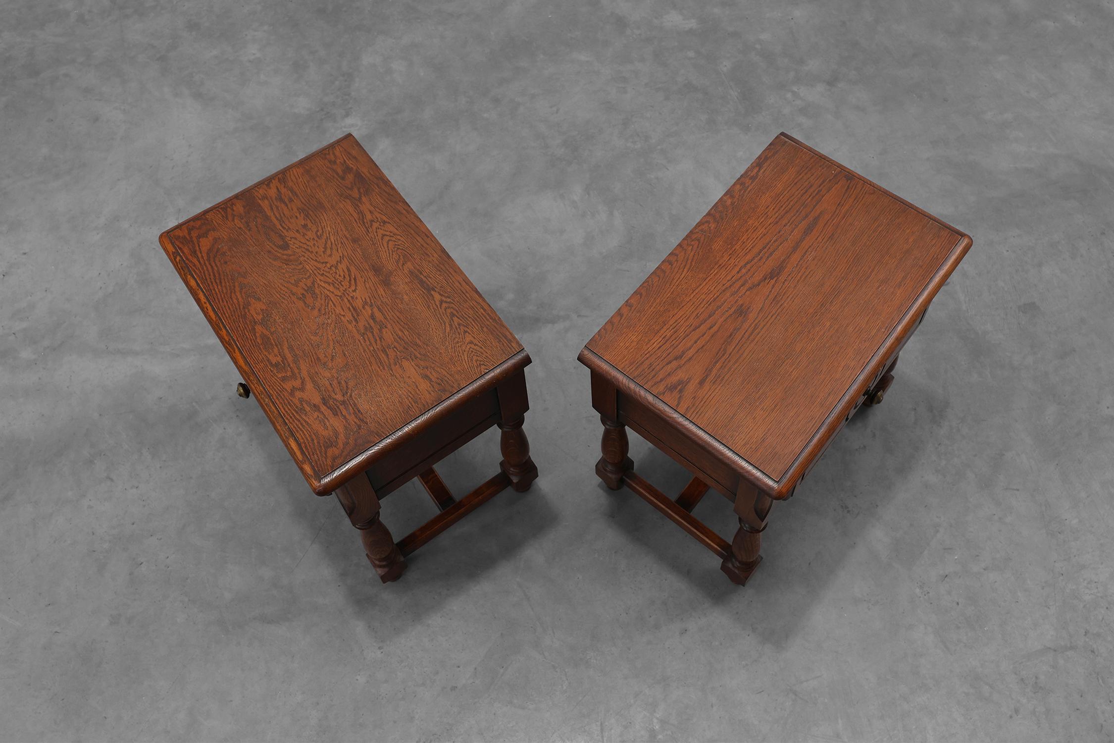 Paire de tables de nuit rustiques en chêne avec tiroir, années 1950 en vente 4