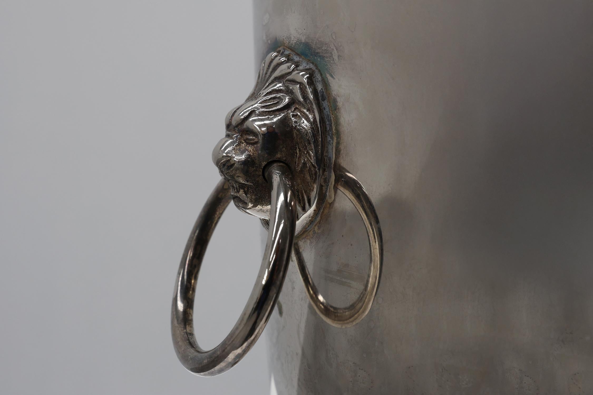 Frankreich / 1950 / Eiskübel / versilbertes Metall / Mitte des Jahrhunderts / antik

Eine stilvolle Mitte des 20. Jahrhunderts Französisch versilbert Champagner Eimer oder Weinkühler mit zwei Löwenkopf mit großen Ring Seite Griffe.

Dieser Eiskübel