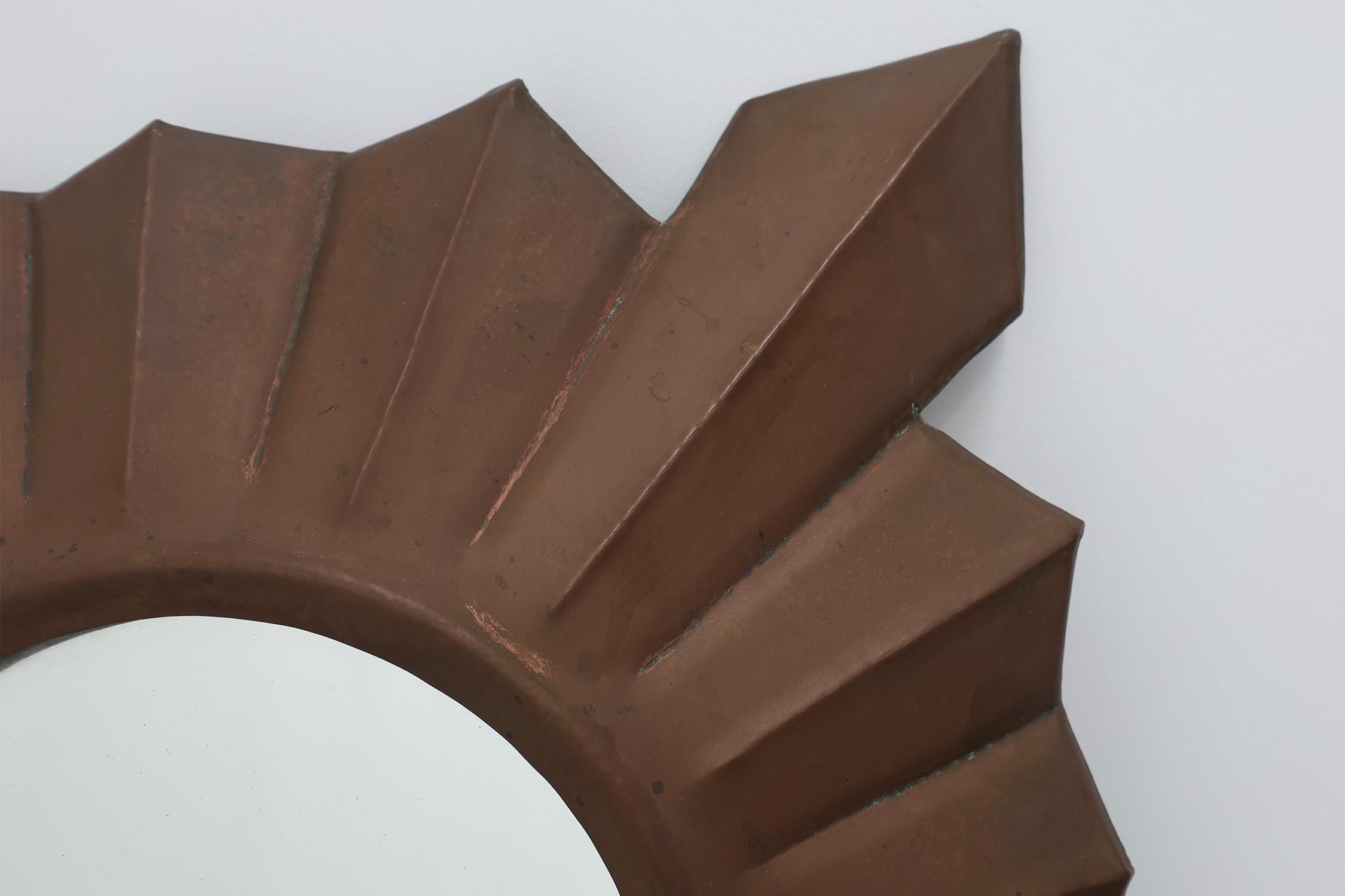France / 1920 / Mirror / red copper / Art Deco / Mid-Century / Vintage

Stunning French Art Deco sunburst mirror, crafted in solid red copper from the 1920s. This graphically designed mirror features a beautifully crafted frame with sun rays styled