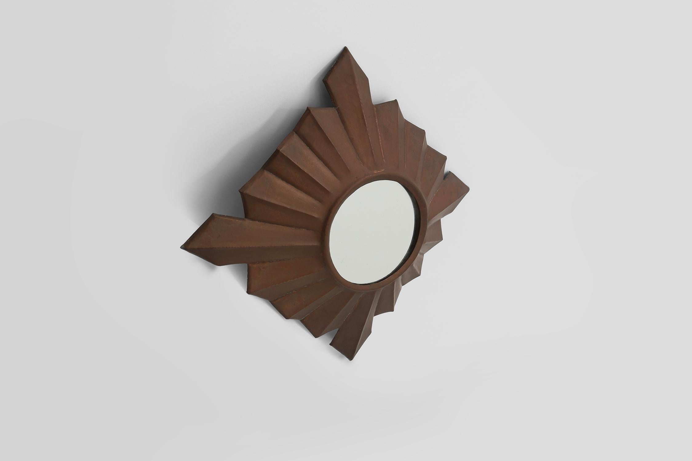 Art Deco sunburst mirror in red copper, France 1920s In Good Condition For Sale In Meulebeke, BE