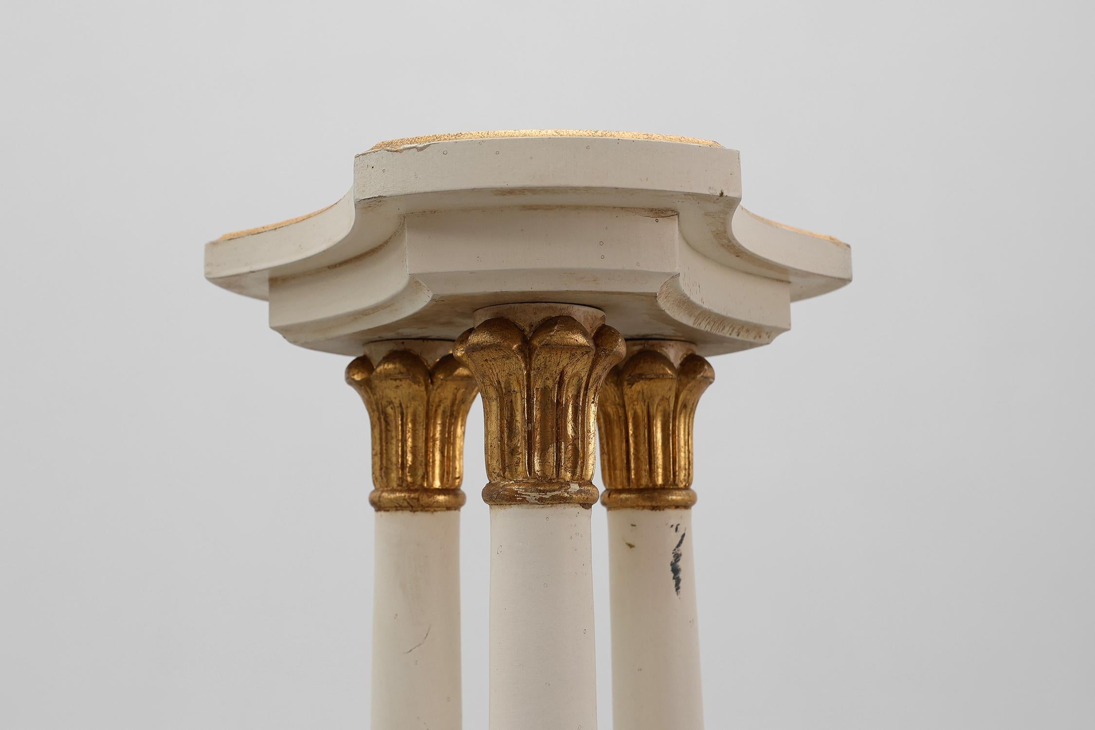 Francia / 1950 / consola / madera / Luis XV / Mediados de siglo / Imperio 

Piëdestal de madera pintada de blanco hueso con forma de tres columnas de estilo corintio semi-antiguo y detalles dorados de estilo imperio. Este alto pedestal tiene una