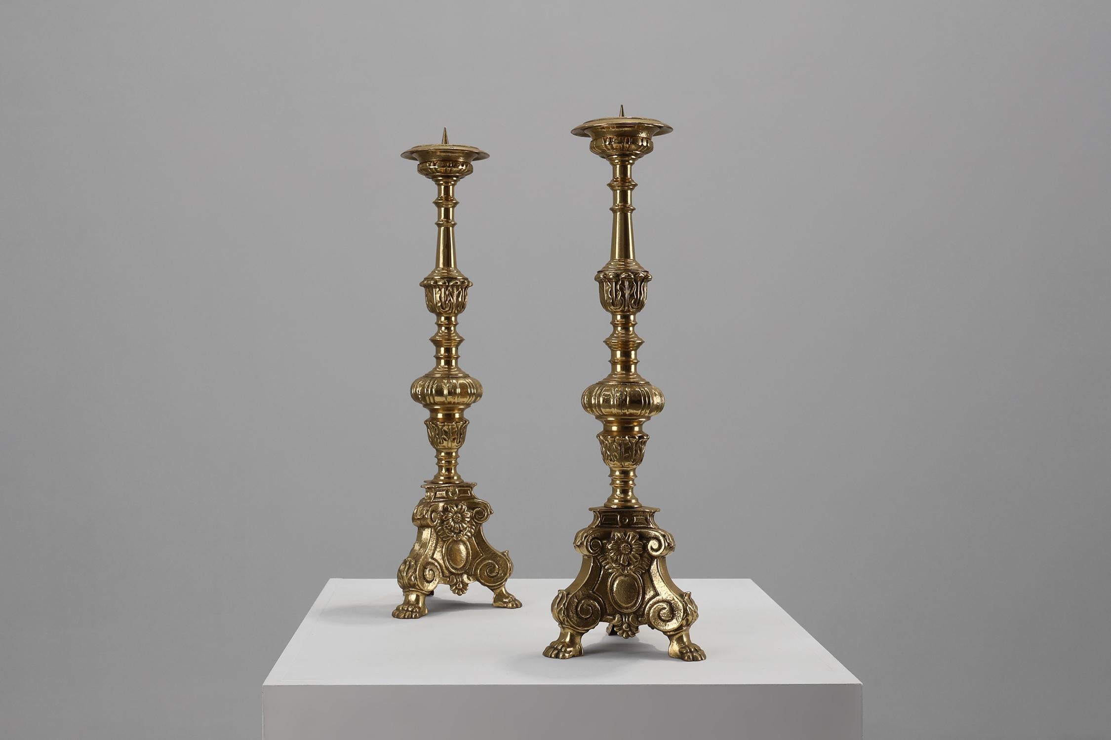 Frankreich / 1900 / Paar 2 große Kirchen-Kerzenständer / Bronze / Antik / Mitte des Jahrhunderts

Zwei große kupferne Kirchen- oder Altarleuchter mit verziertem Dreibeinfuß, der auf drei Löwentatzen ruht. Der Sockel war mit Locken und Blumen