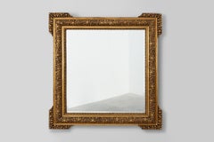 Grand miroir carré en bois doré de style baroque, XXe siècle