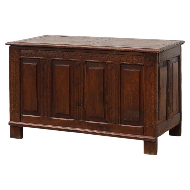 Geschnitzte Deckenkiste aus Eiche mit Paneelen im „Linenfold“-Stil, Flandern, ca. 17. Jahrhundert im Angebot bei 1stDibs Deutschland