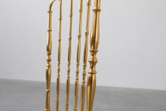 Silla Chiavari de latón con varillas de imitación de bambú y asiento rojo, Italia, década de 1950