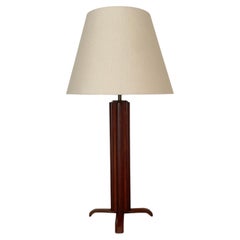 Lámpara de mesa grande «Jacques Adnet» de roble francés y cuero, con cableado adaptado para EE. UU.