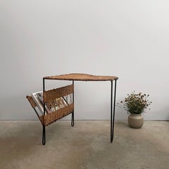 Mesa vintage francesa de mediados de siglo, de mimbre y hierro con estructura de trípode, diseñada por Raoul Guys