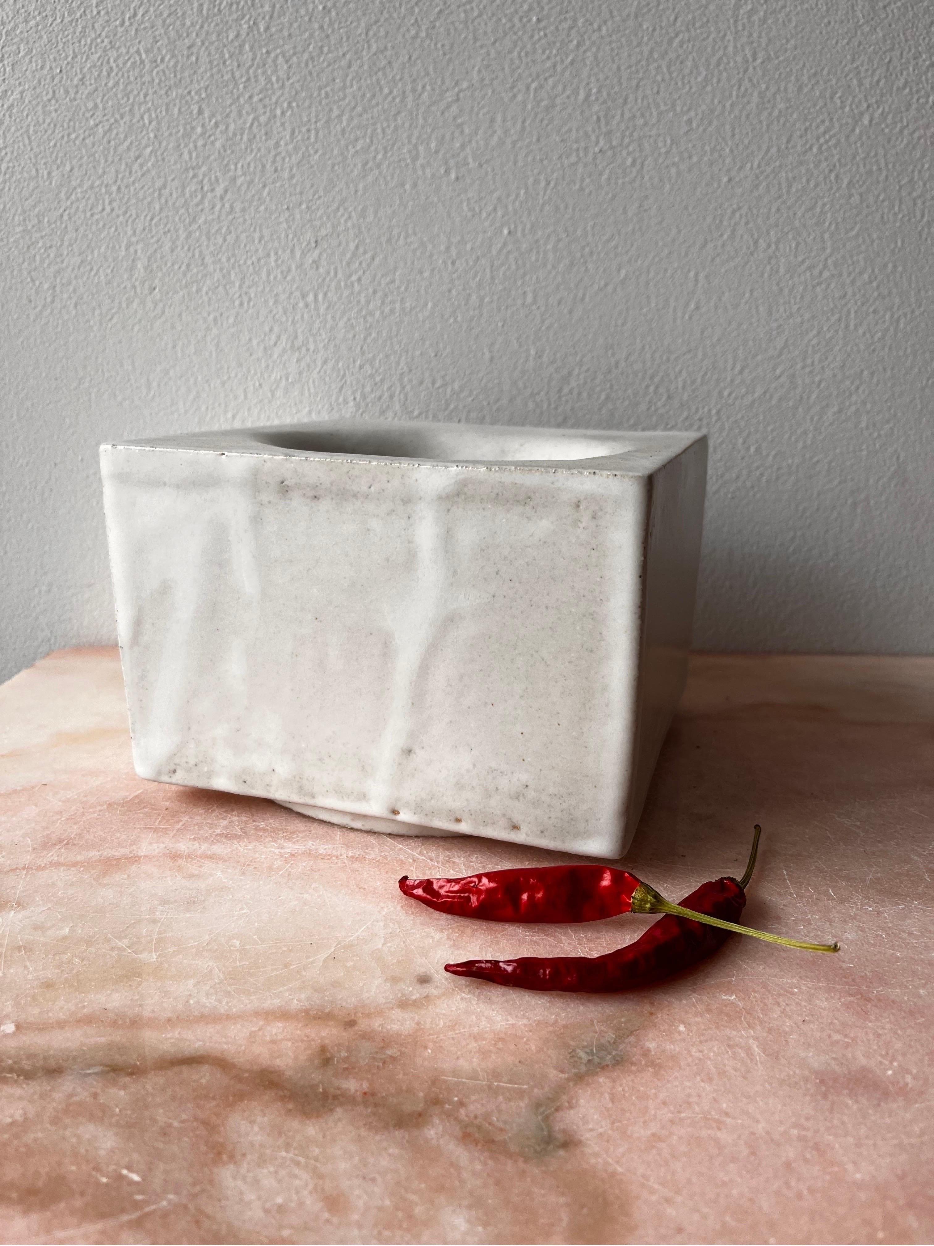 XXIe siècle et contemporain Bol en céramique fabriqué à la main en blanc mat en vente