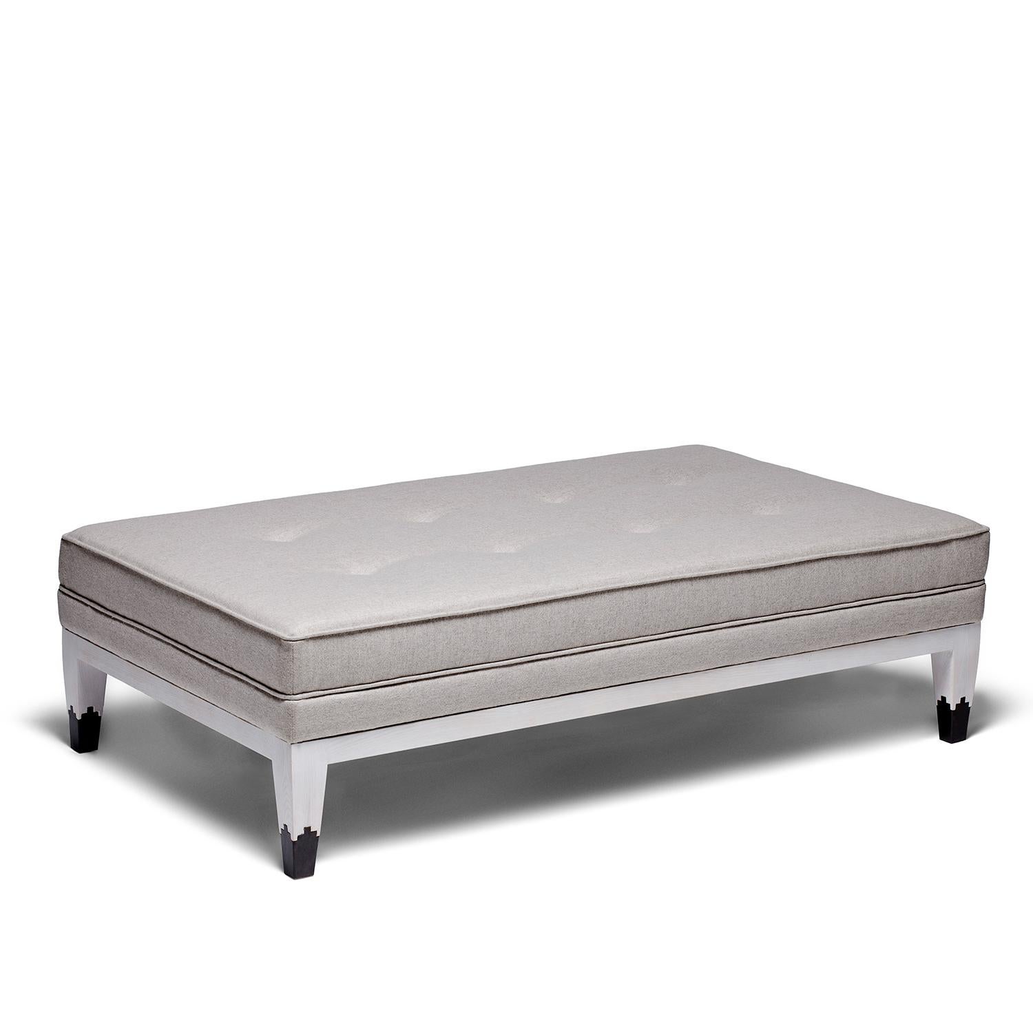 Mr. Jones Sessel, Eiche weiß gebeizt, von Duistt

MR. Der mit viel Liebe zum Detail gefertigte Sessel JONES ist ein Möbelstück mit klassischem Einfluss und schlichtem Design und Details, das perfekt in eine klassische oder moderne Einrichtung passt.