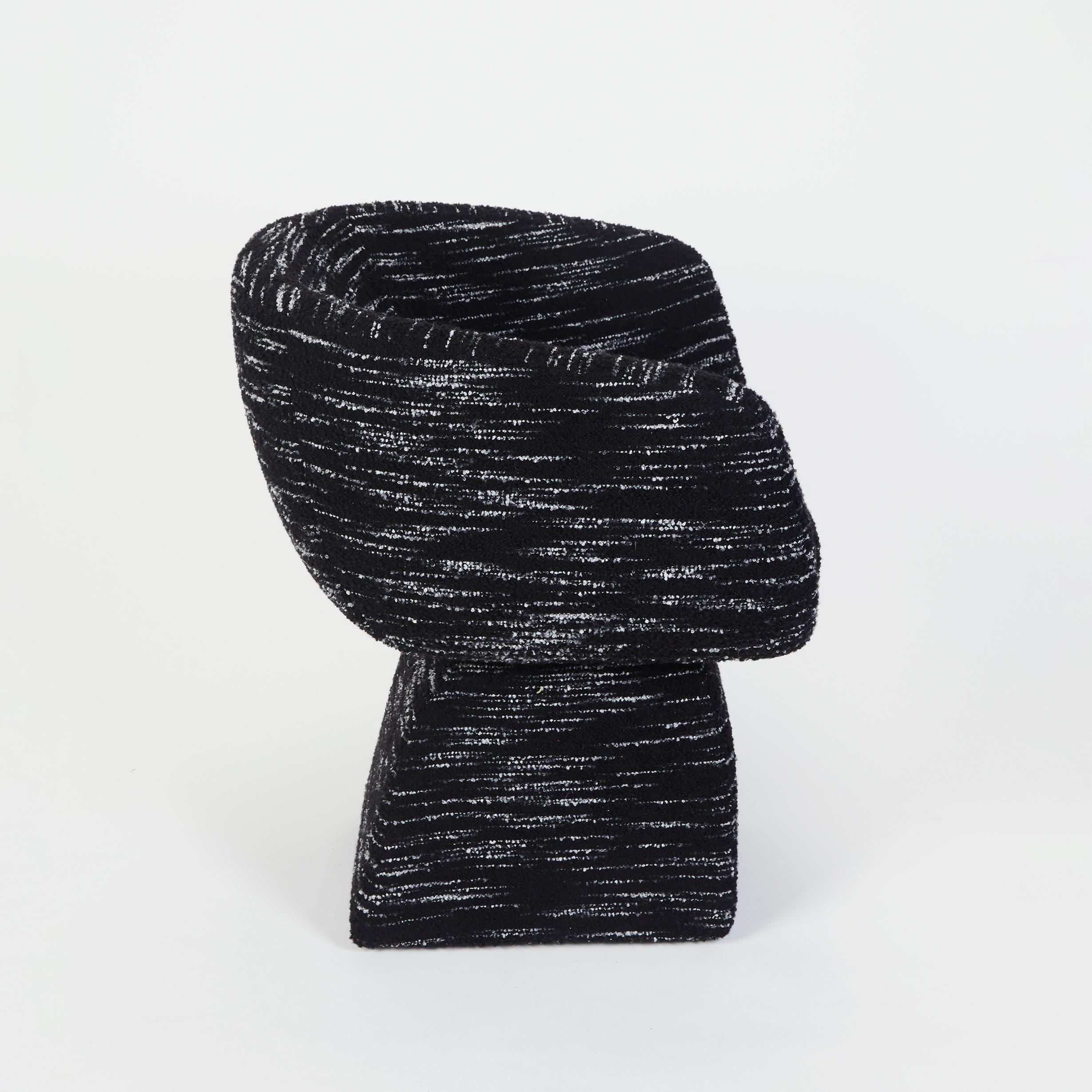 Sedia Oscar, in uno speciale tessuto bouclé, realizzata a mano in Portogallo da Duistt

Ispirata alle poetiche linee curve dell'architettura di Oscar Niemeyer, la sedia Oscar seduce per le sue curve sensuali e fluide. Come disse una volta Niemeyer