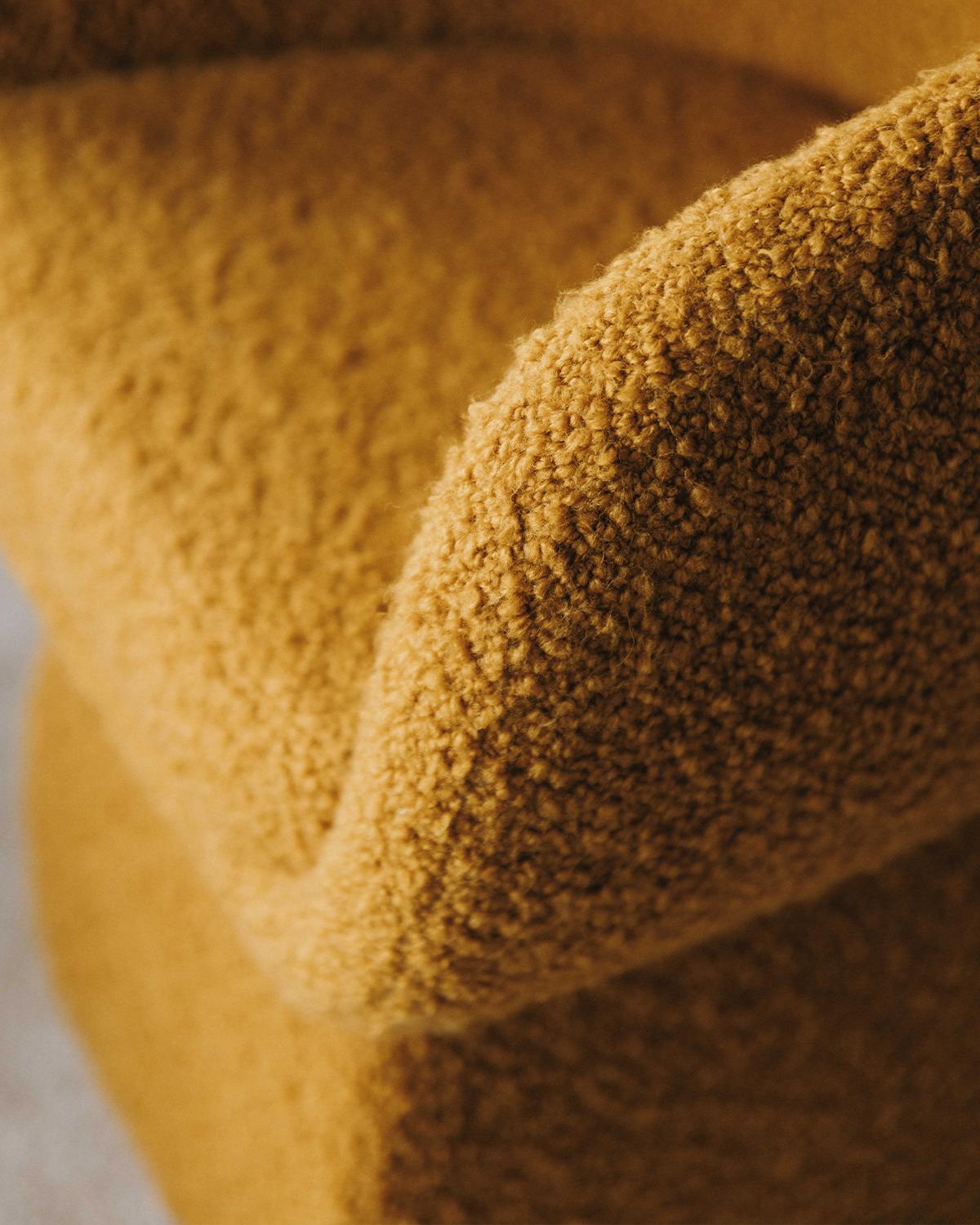 Silla Oscar, en tejido Bouclé, hecha a mano en Portugal por Duistt

Inspirada en las poéticas líneas curvas de la arquitectura de Oscar Niemeyer, la silla Oscar seduce por sus curvas sensuales y fluidas. Como dijo Niemeyer en una ocasión, 