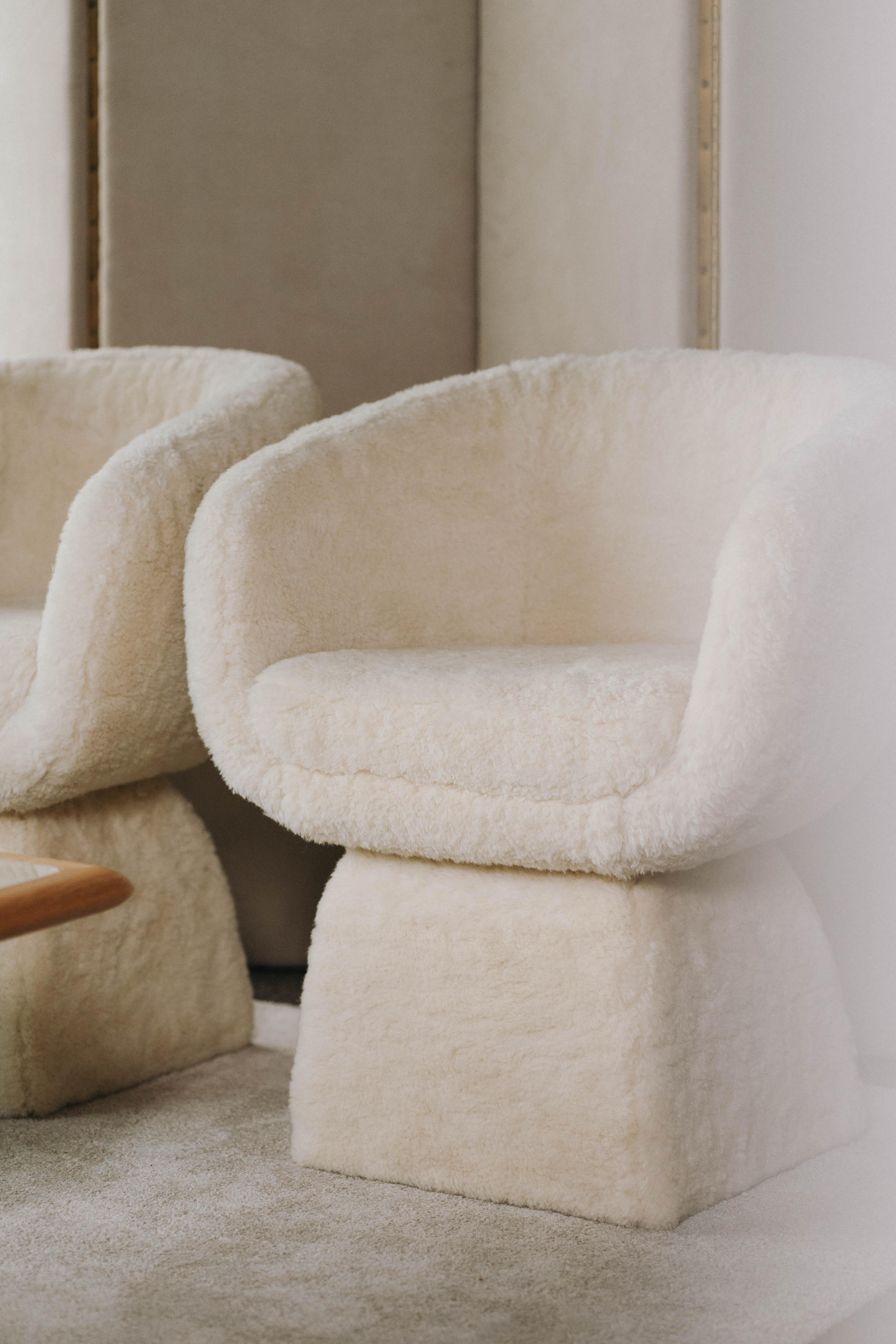Oscar Chair, in a COM Fabric, Handcrafted in Portugal by Duistt

Inspired by the poetic curved lines of Oscar Niemeyer’s architecture, Oscar chair allures for its sensual and free-flowing curves. Like Niemeyer once said “Curves make up the entire