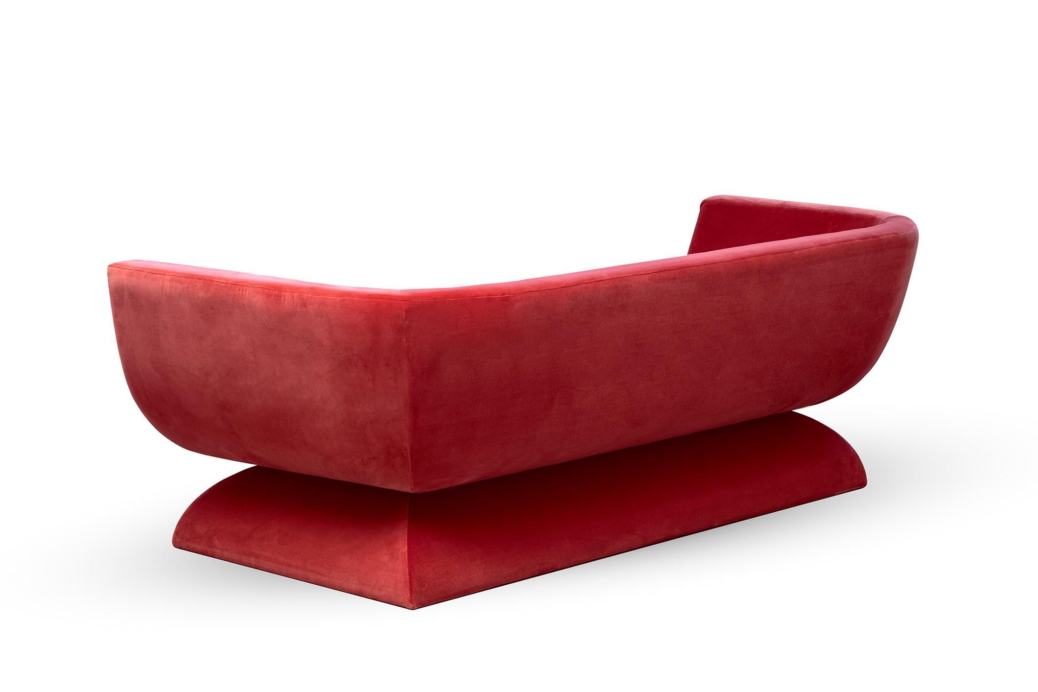 Sofá Oscar, de terciopelo 100% algodón, hecho a mano en Portugal por Duistt

Inspirado en la poesía de las líneas curvas de la arquitectura de Oscar Niemeyer, el sofá OSCAR seduce por sus curvas sensuales y fluidas. Como dijo Niemeyer en una