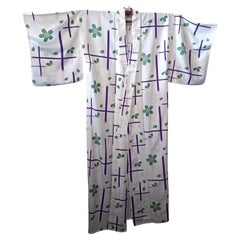 Weißes japanisches weißes yukata mit grüner Blume und violettem Kreuzmuster