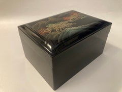 Un juego de tres cajas japonesas encajables lacadas en negro, de la época Showa