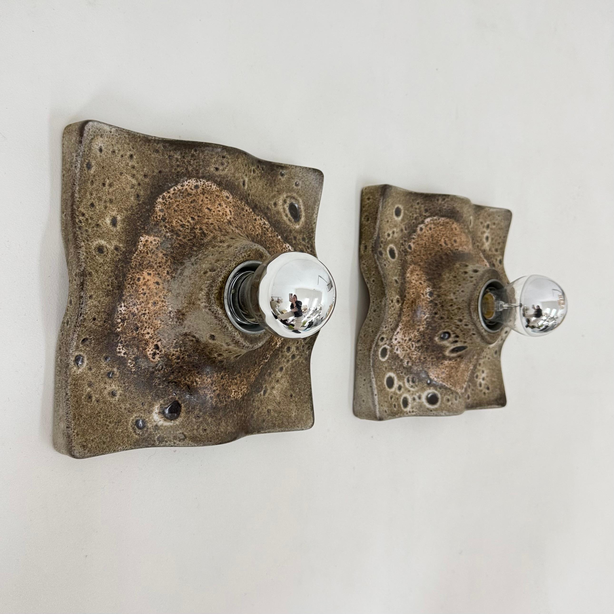 Dimensioni: 23,5 cm di altezza, 23,5 cm di larghezza, 16 cm di profondità
Condizioni: Buono
Materiale: Ceramica
Colore: marrone