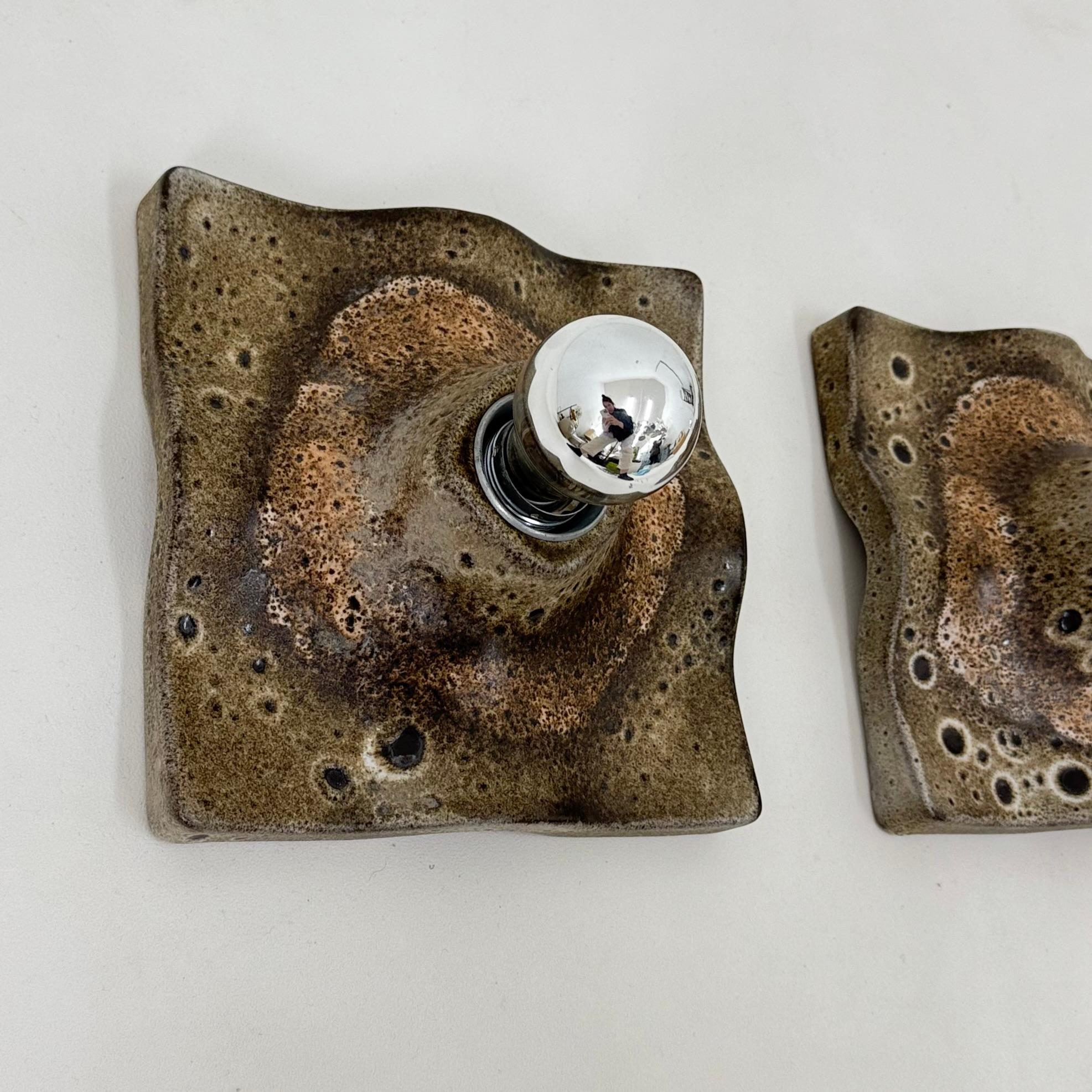 Coppia di lampade da parete ondulate in ceramica di metà secolo, anni '70 In condizioni buone in vendita a Delft, NL