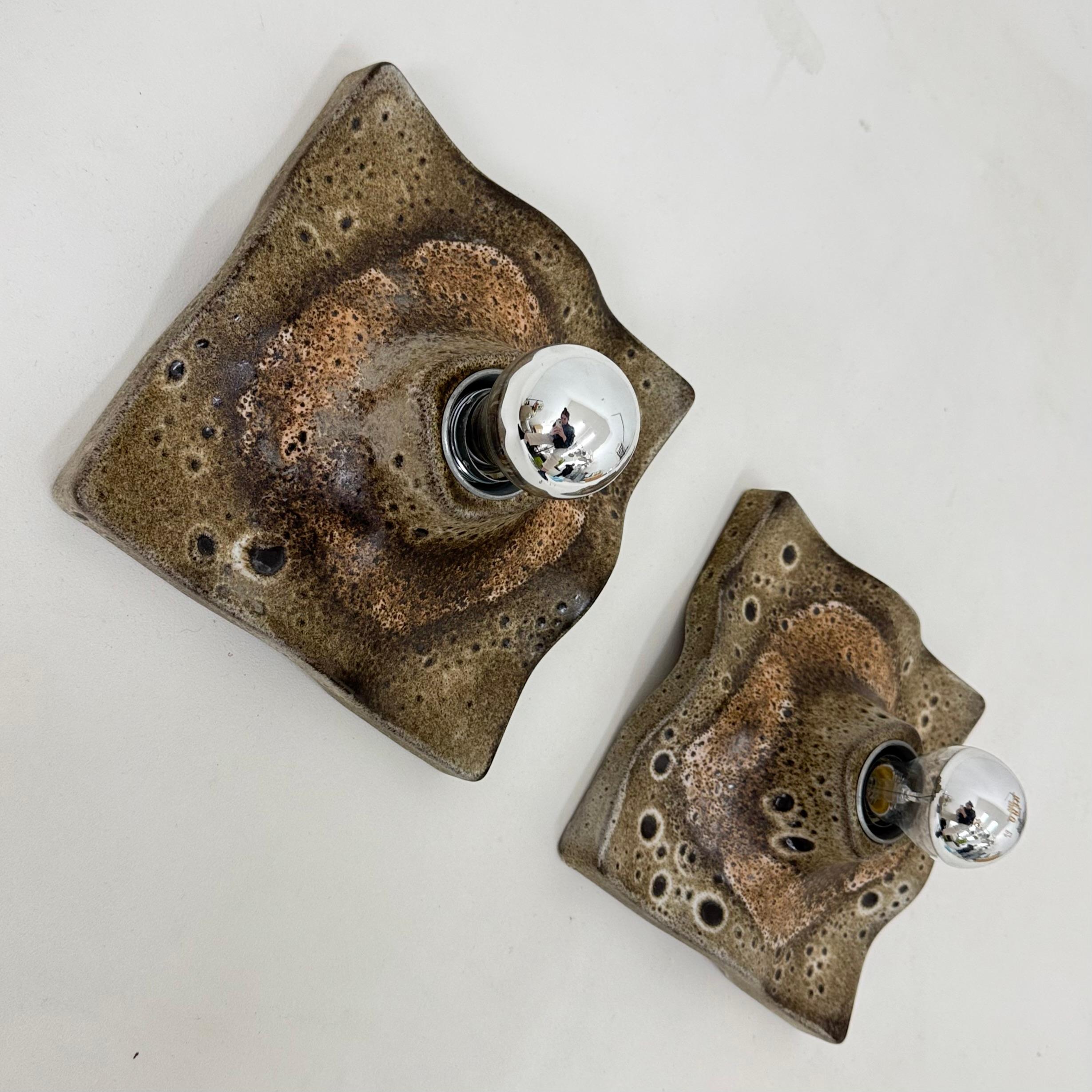 Tedesco Coppia di lampade da parete ondulate in ceramica di metà secolo, anni '70 in vendita