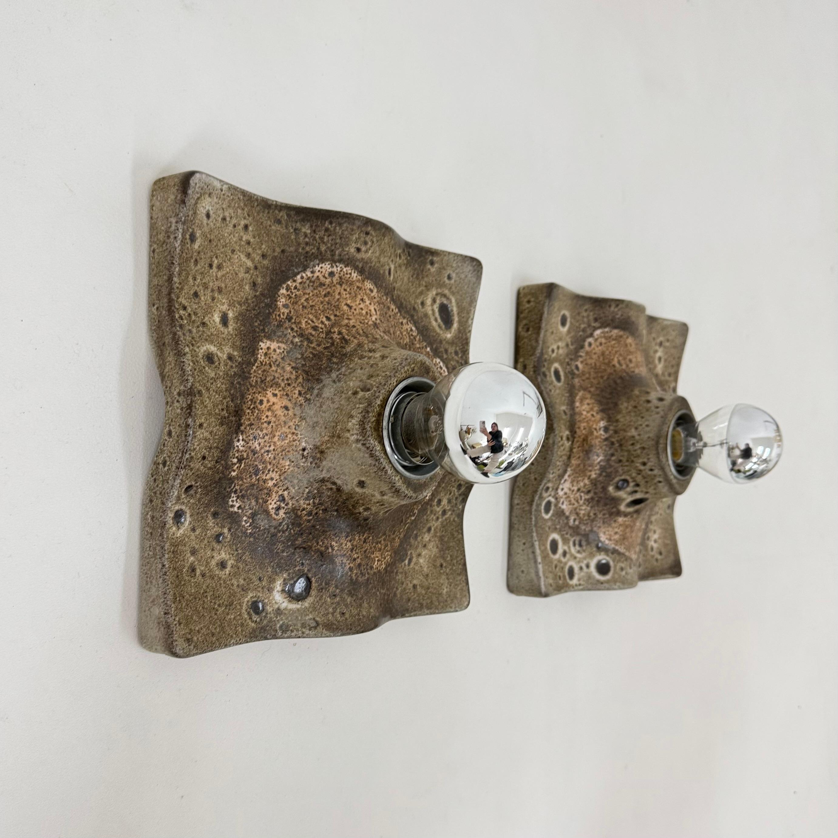 Mid-Century moderno Coppia di lampade da parete ondulate in ceramica di metà secolo, anni '70 in vendita