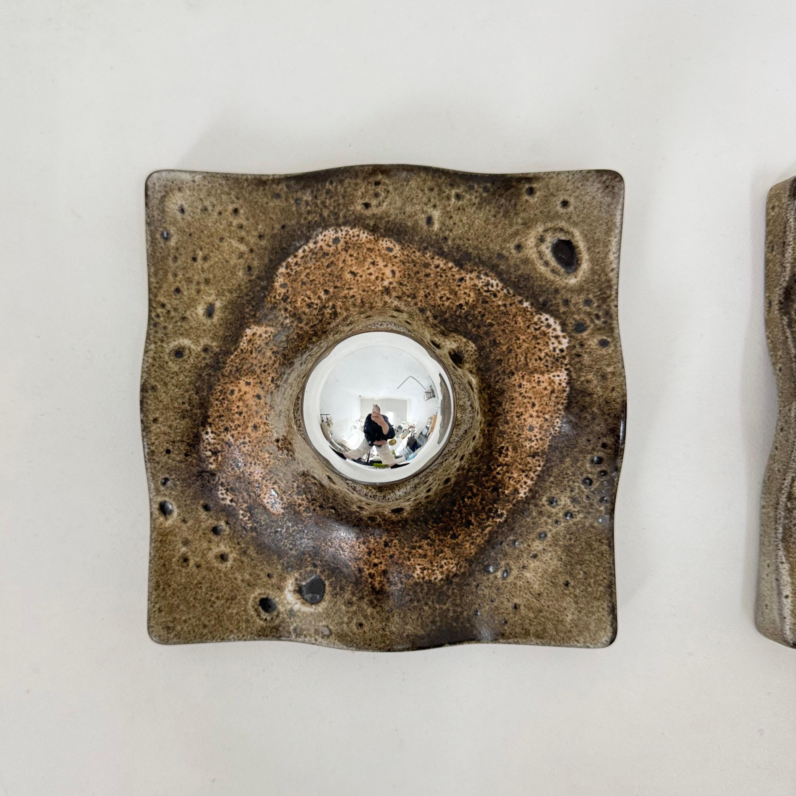 Fine XX secolo Coppia di lampade da parete ondulate in ceramica di metà secolo, anni '70 in vendita