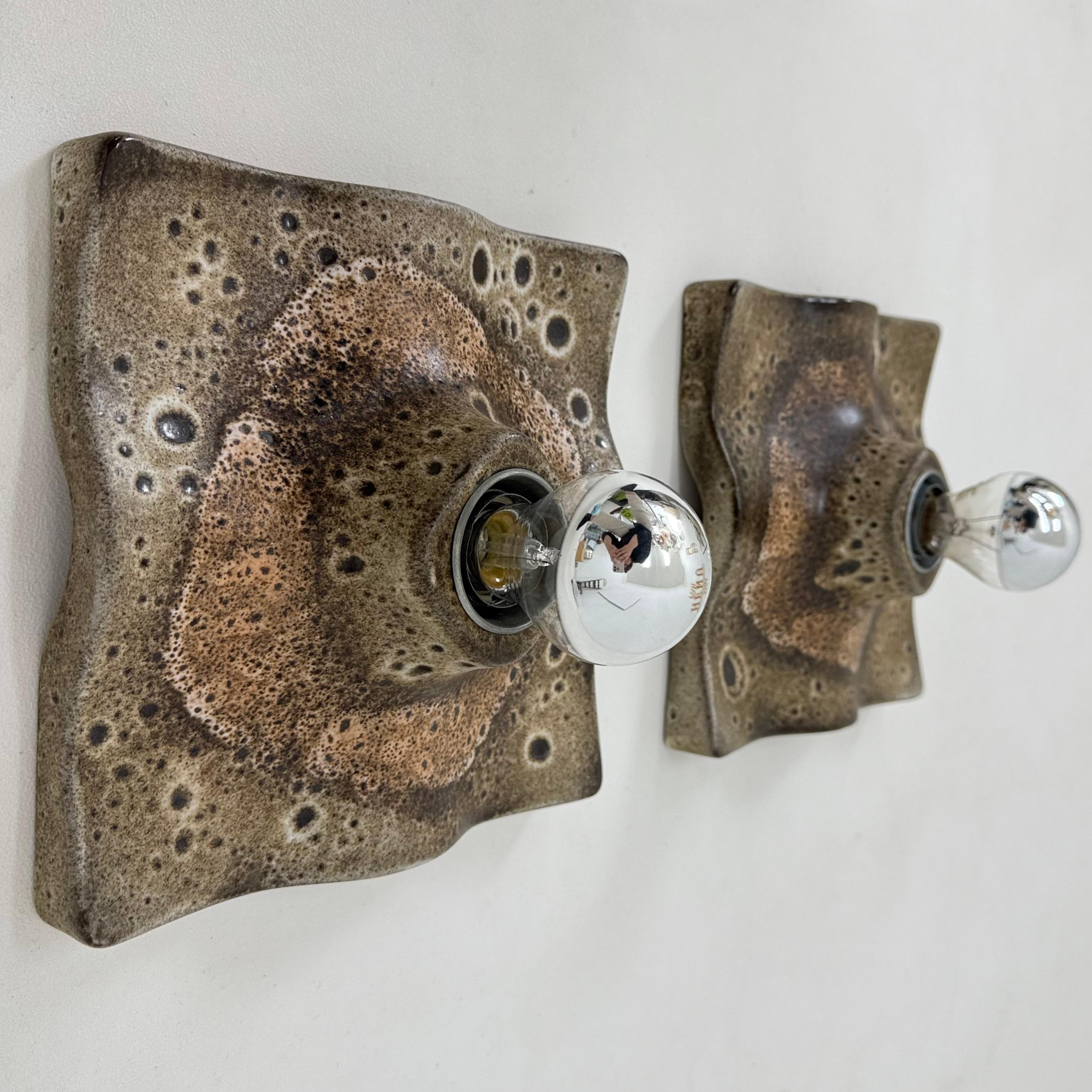 Coppia di lampade da parete ondulate in ceramica di metà secolo, anni '70 in vendita 3